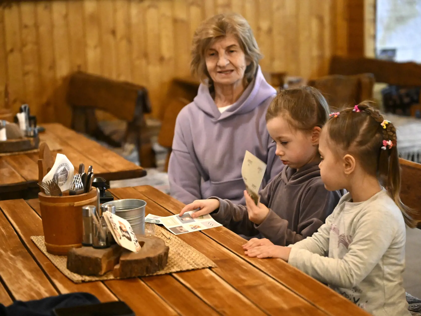 Na snímke prvá skupina utečencov z Ukrajiny, ktorú ubytovali 28. februára 2022 večer na Inoveckej chate pri Trenčíne. FOTO TASR - Radovan Stoklasa