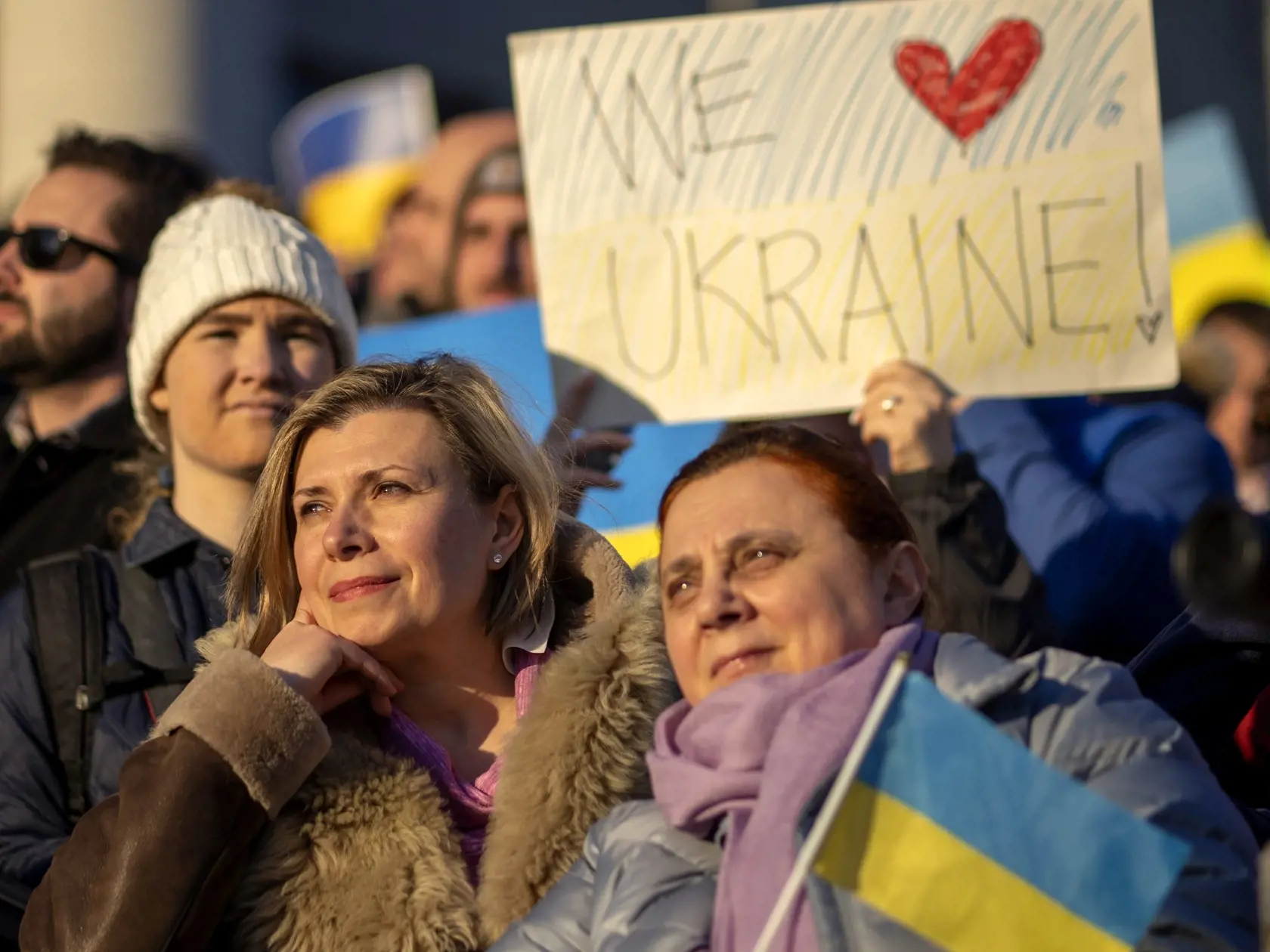 PK 22 Salt Lake City - Viac ako 1000 demonštrantov sa zišlo počas protestu proti vojne na Ukrajine pred vládnou budovou štátu Utah v Salt Lake City v pondelok 28. februára 2022. FOTO TASR/AP

Protesters listen to speakers as they gather for a rally in support of Ukraine at the Utah Capitol in Salt Lake City, on Monday, Feb. 28, 2022. (Rick Egan/The Salt Lake Tribune via AP)