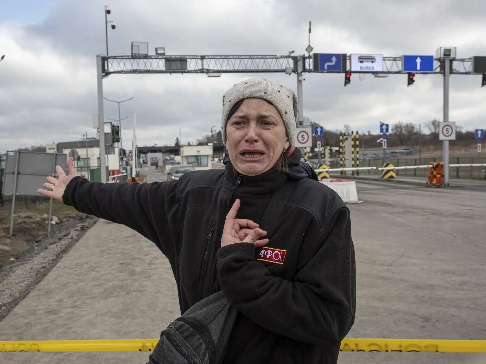 JB 7 Medyka - Utečenkyňa utekajúca pred vojenským konfliktom na Ukrajine, Hanna Pavlovna Lukaszová z Mirhordu kričí a reaguje po tom, ako jej 12 a 8-roční synovia a jej 66-ročná matka čakajú na ukrajinskej strane hranice pri prechode cez poľsko-ukrajinský hraničný priechod Medyka na hraniciach s Poľskom 28. februára 2022. Prinajmenšom 250.000 Ukrajincov je momentálne na poľských hraniciach. Väčšinu z nich predstavujú ženy a deti. Povedal to v pondelok vedúci kancelárie poľského premiéra Michal D