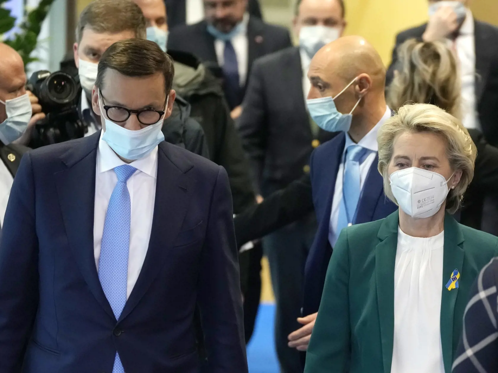 JB 13 Brusel - Predsedníčka Európskej komisie  Ursula von der Leyenová (vpravo) kráča s poľským premiérom Mateuszom Morawieckim pred ich stretutím v sídle EÚ v Bruseli 1. marca 2022. FOTO TASR/AP

European Commission President Ursula von der Leyen, right, walks with Poland's Prime Minister Mateusz Morawiecki, third left, prior to a meeting at EU headquarters in Brussels, Tuesday, March 1, 2022. (AP Photo/Virginia Mayo, Pool)