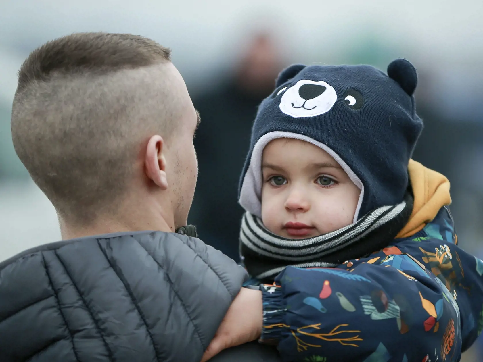 KK17 Medyka - Rodina utečencov utekajúcich pred vojenským konfliktom na Ukrajine na poľsko-ukrajinskom hraničnom priechode Medyka na hraniciach s Poľskom 2. marca 2022. FOTO TASR/AP

Family which fled from the war in Ukraine reunite after crossing the border in Medyka, southeastern Poland, Wednesday, March 2, 2022. The U.N. refugee agency said Tuesday that about 660,000 people have fled Ukraine for neighboring countries since the Russian invasion began. (AP Photo/Visar Kryeziu)