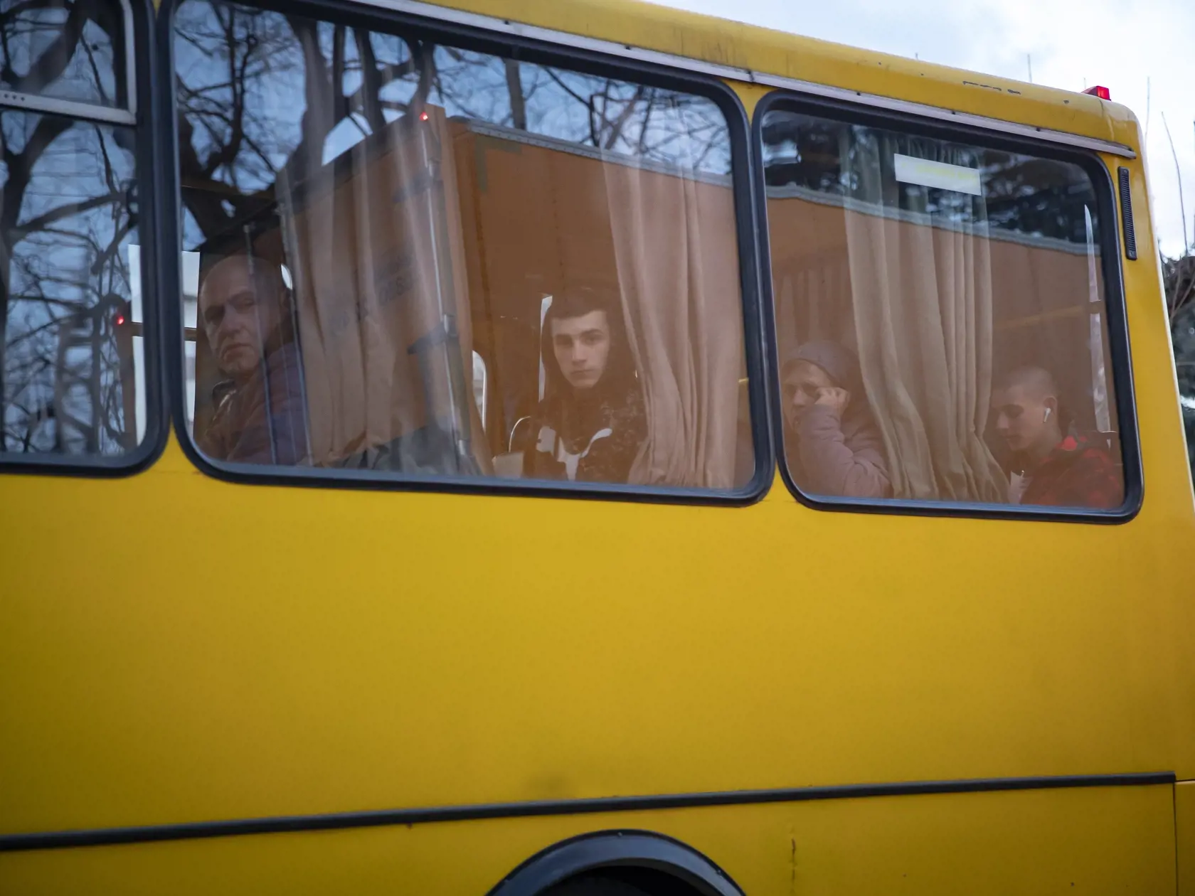 Vojna na Ukrajine. Situácia v pohraničí počas prvých dňoch po invázii ruských vojsk na územie Ukrajiny. V meste Veľké Berezné zatiaľ verejná doprava funguje.