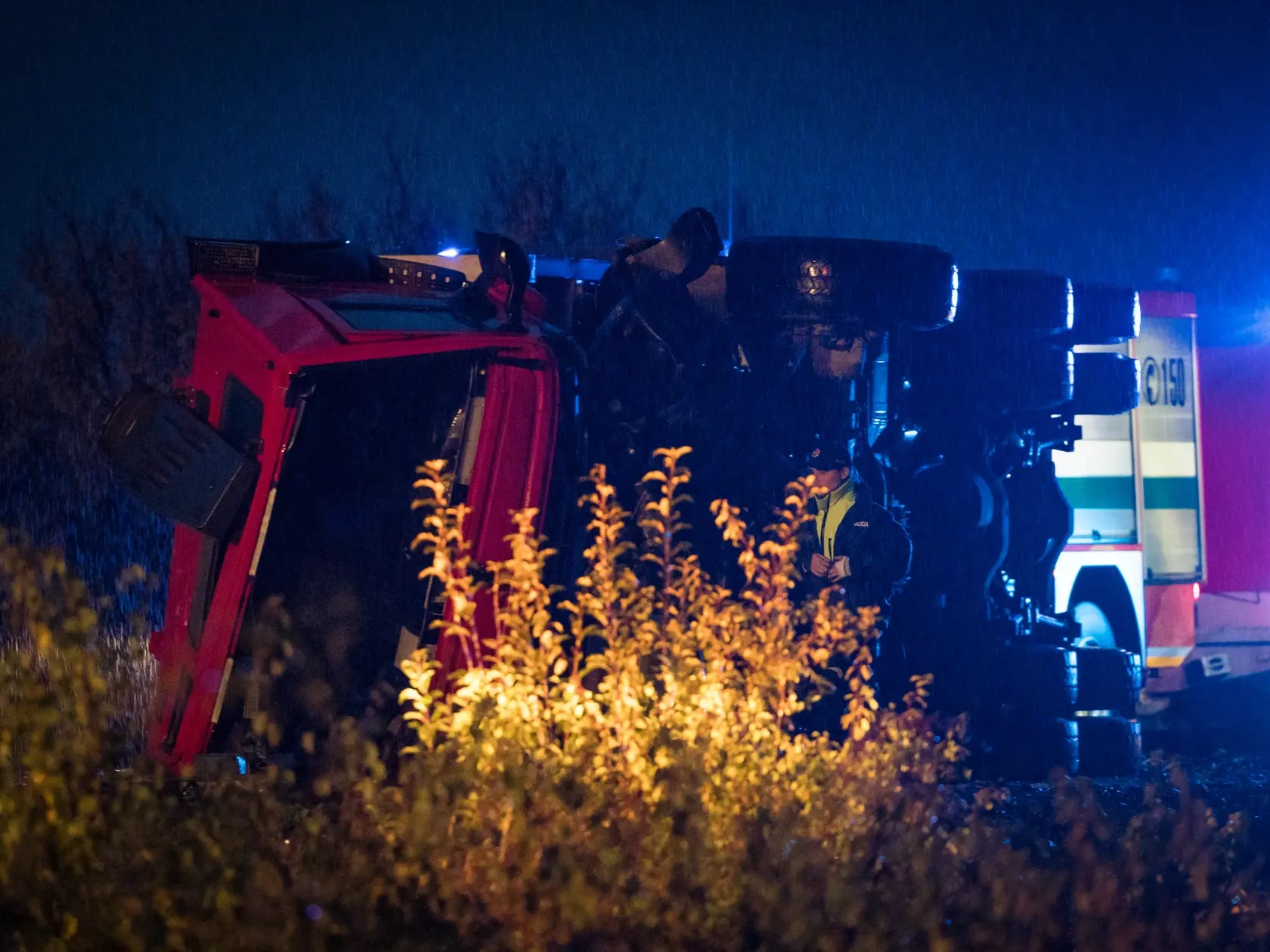 Tragická dobravná nehoda, ku ktorej prišlo na ceste medzi Nitrou a Zlatými Moravcami nedaľeko obce Malanta. Na mieste o život prišlo 12 ľudí a ďalších v kritickom stave odviezli do nitrianskej nemocnice.