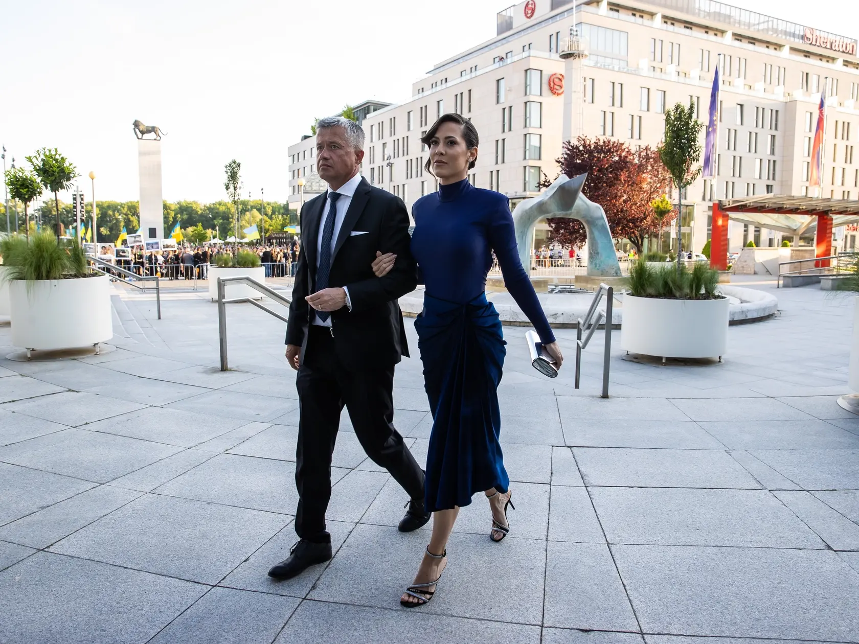 Na snímke príchod hostí na vystúpenie ruskej opernej speváčky Anny Netrebko v novej budove Slovenského národného divadla v Bratislave. 