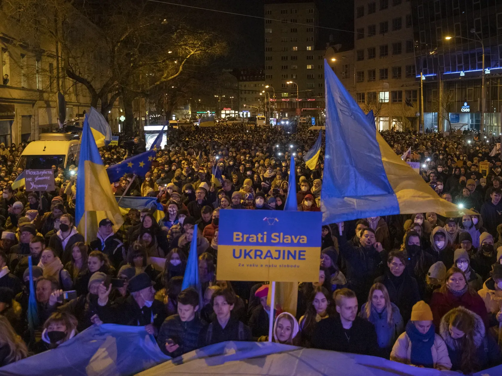 Verejné zhromaždenie na bratislavskom námestí SNP pod názvom Mier Ukrajine v čase vojnového konfliktu na Ukrajine, ktorú napadlo susedné Rusko vedené Vladimírom Putinom.