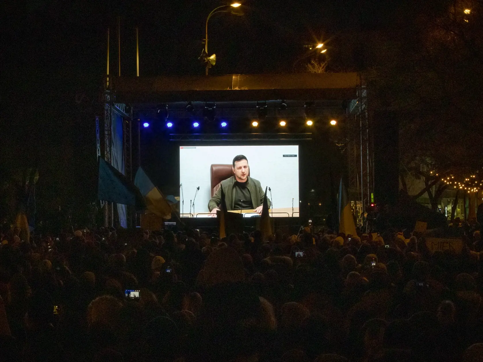 Verejné zhromaždenie na bratislavskom námestí SNP pod názvom Mier Ukrajine v čase vojnového konfliktu na Ukrajine, ktorú napadlo susedné Rusko vedené Vladimírom Putinom. Na snímke je spojenie s prezidentom Ukrajiny Volodymyrom Zelenskym cez telemost, ktorý sa súbežne prihováral učastníkom zhromaždení vo viacerých európskych mestách.