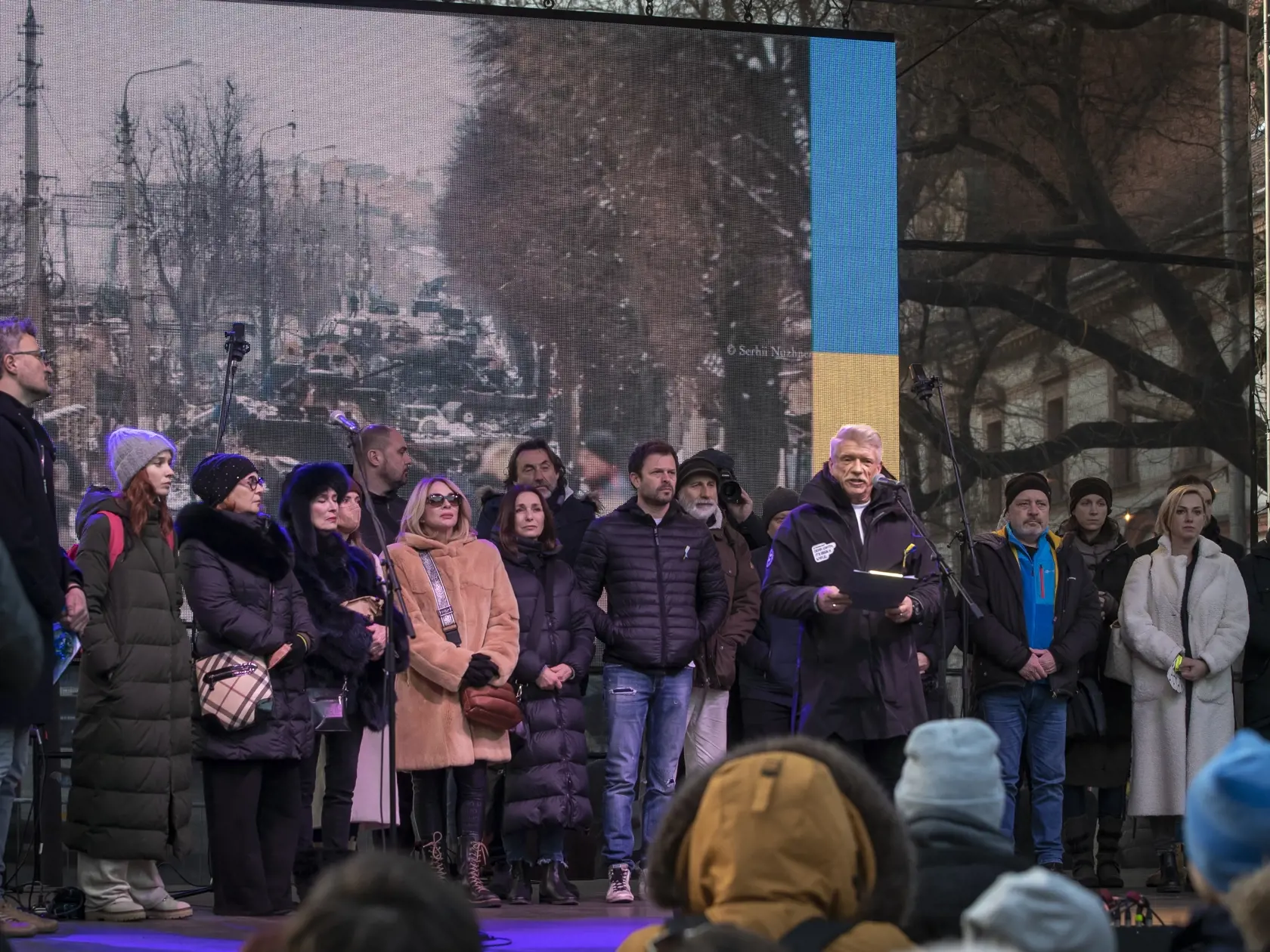 Verejné zhromaždenie na bratislavskom námestí SNP pod názvom Mier Ukrajine v čase vojnového konfliktu na Ukrajine, ktorú napadlo susedné Rusko vedené Vladimírom Putinom. Na snímke je herec Richard Stanke, ktorý vystúpil s prejavom za umeleckú obec.