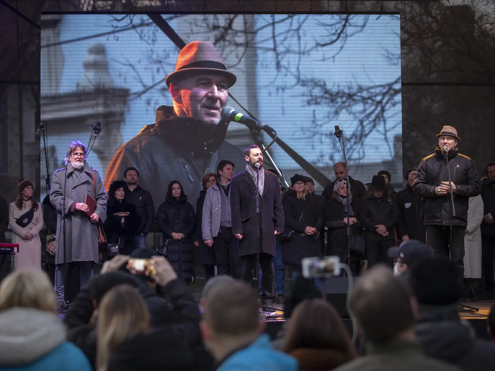 Verejné zhromaždenie na bratislavskom námestí SNP pod názvom Mier Ukrajine v čase vojnového konfliktu na Ukrajine, ktorú napadlo susedné Rusko vedené Vladimírom Putinom. Na snímke je emeritný arcibiskup Róber Bezák, ktorý vystúpil s prejavom za cirkevnú obec.