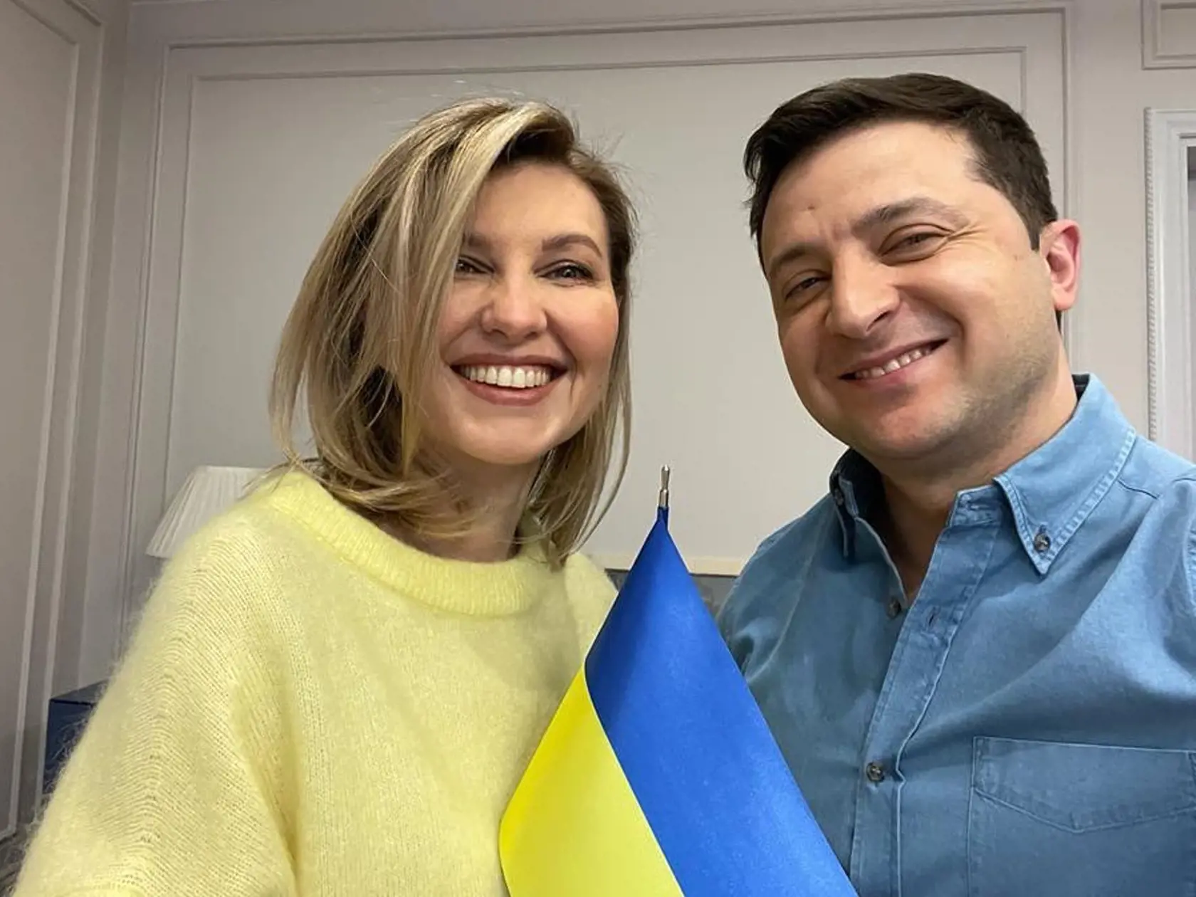 Keď potom Zelenskyj začal mať politické ambície, jeho vtedy už manželka údajne bola „drsne proti“. O život v žiare reflektorov nestála. Už ako prvá dáma v rozhovore pre Vogue uviedla: „Som neverejná osoba. Ale nové skutočnosti majú svoje vlastné pravidlá, ktoré sa snažím dodržiavať. Radšej som v pozadí. Môj muž je na prvom mieste, mne je lepšie v tieni. Nerada vtipkujem, to nie je v mojej povahe. Ale našla som dôvod na to byť vidieť. Jedným z nich je možnosť pritiahnuť pozornosť ľudí k dôležitým