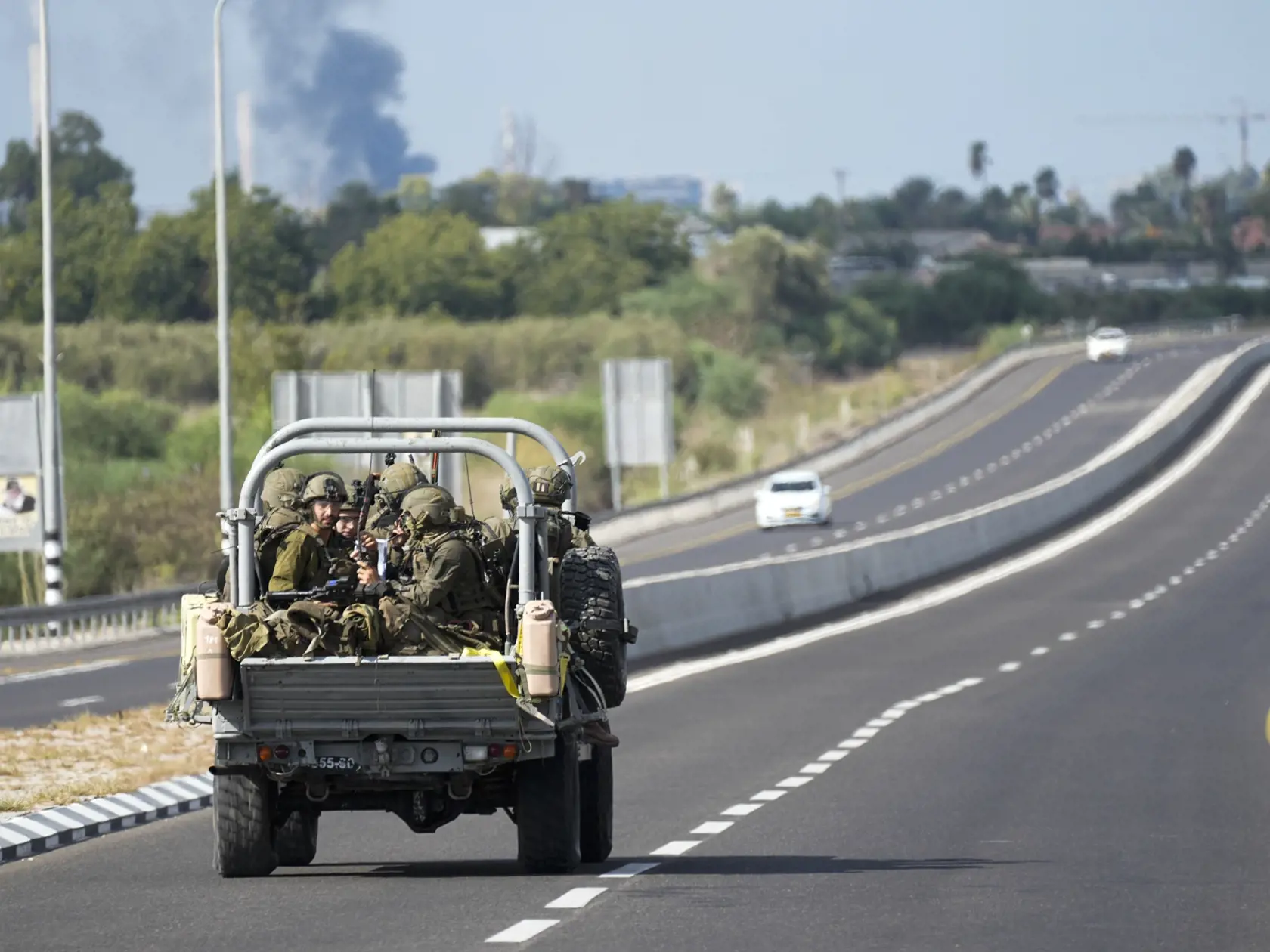 JB 23 - Izraelskí vojaci smerujú na vojenskom aute  k horiacemu miestu po raketovom útoku z pásma Gazy na juhu Izraela, neďaleko mesta Aškelon 7. októbra 2023. Vodca islamistického hnutia Hamas oznámil, že táto ozbrojená skupina začala novú vojenskú operáciu proti Izraelu. V Jeruzaleme sa rozozvučali sirény oznamujúce letecký poplach. TASR správu prevzala v sobotu z agentúr AP a AFP. FOTO TASR/AP

Israeli soldiers head south near Ashkelon, Israel, Israel, on Saturday, Oct. 7, 2023. Palestinian m