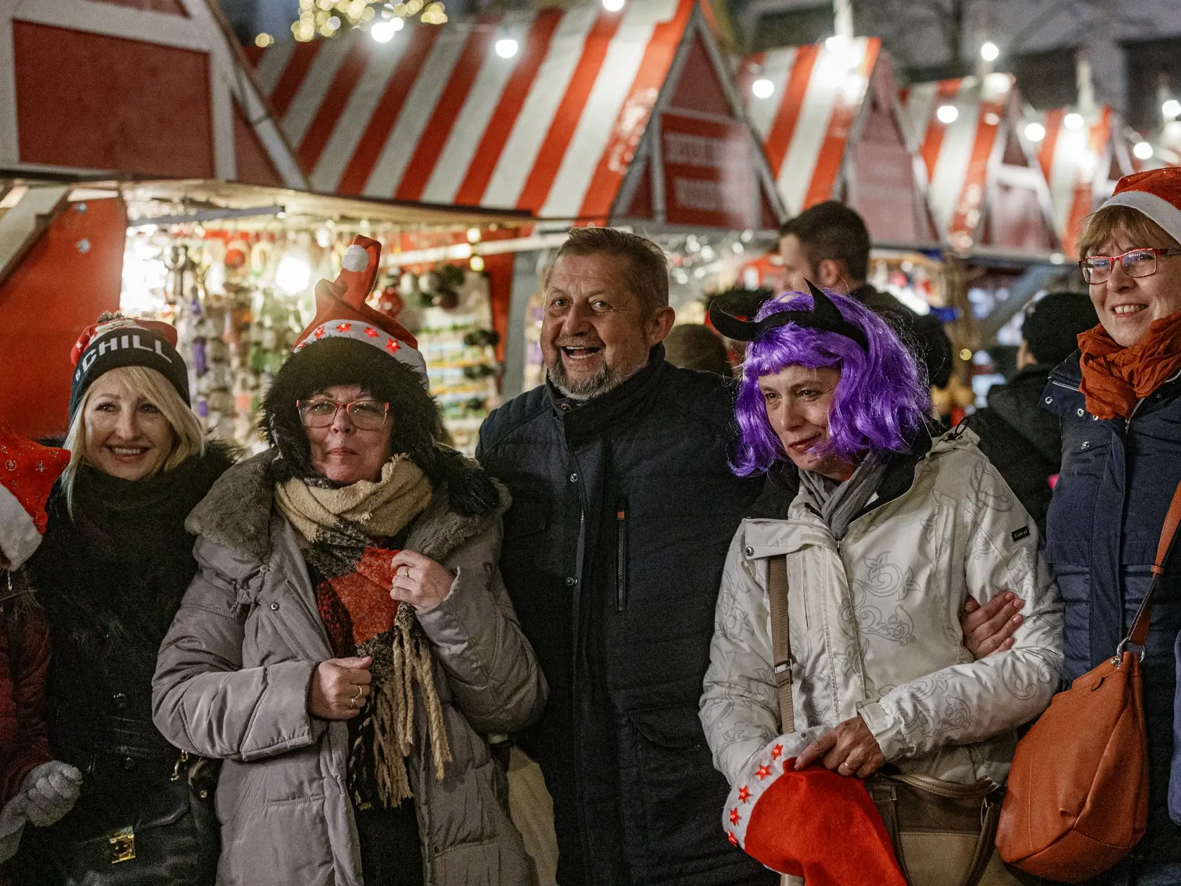 Volebný líder politickej strany Vlasť Štefan Harabin, počas prechádzky s rodinou na bratislavských Vianočných trhoch.