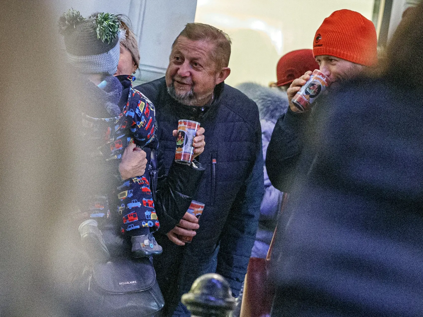 Volebný líder politickej strany Vlasť Štefan Harabin, počas prechádzky s rodinou na bratislavských Vianočných trhoch.