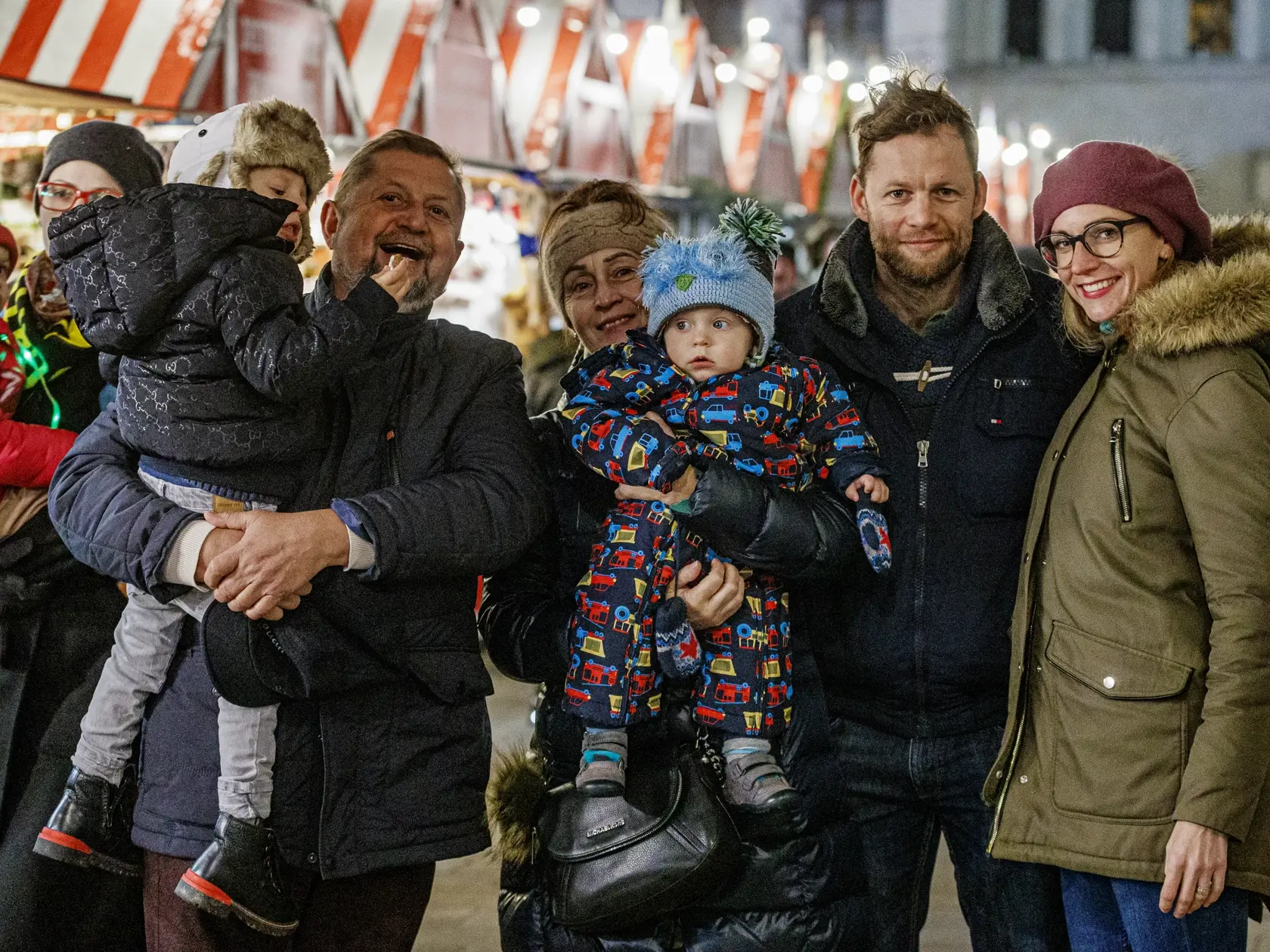 Volebný líder politickej strany Vlasť Štefan Harabin, počas prechádzky s rodinou na bratislavských Vianočných trhoch.
