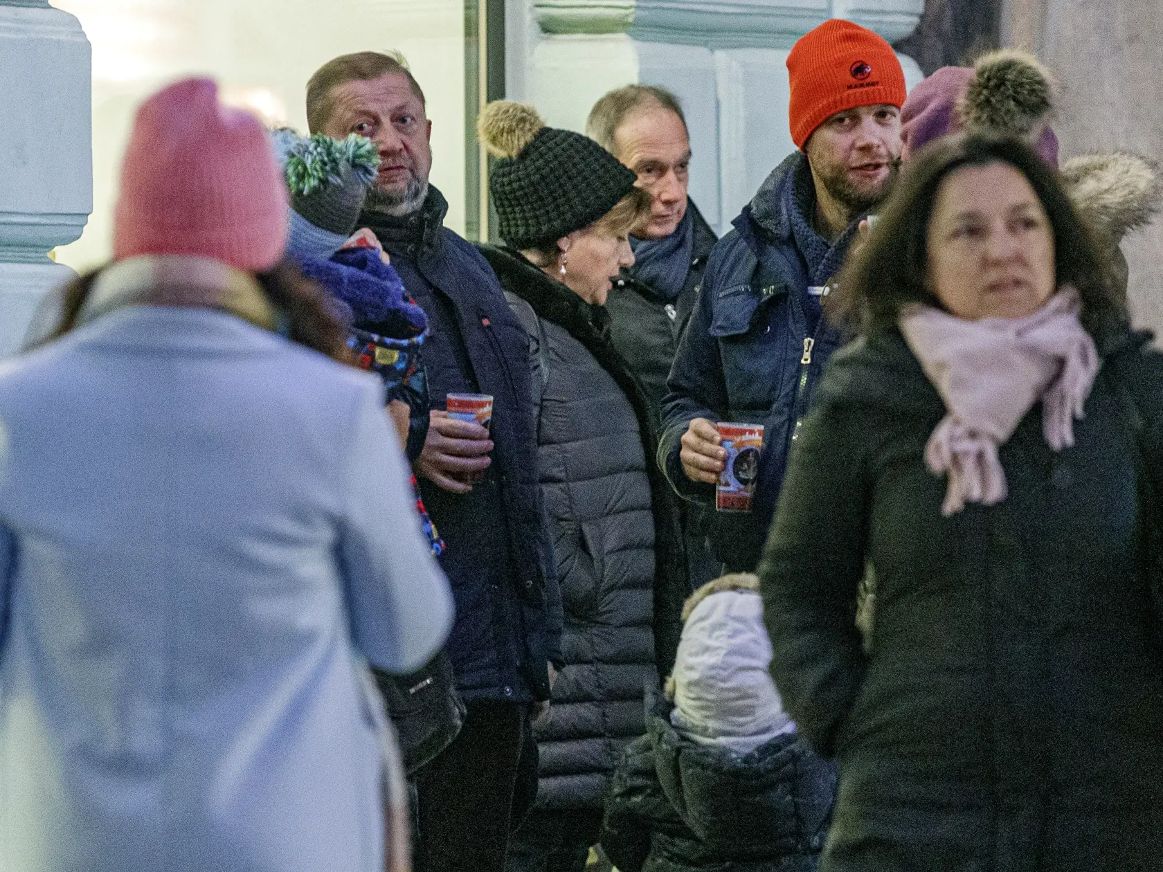 Volebný líder politickej strany Vlasť Štefan Harabin, počas prechádzky s rodinou na bratislavských Vianočných trhoch.