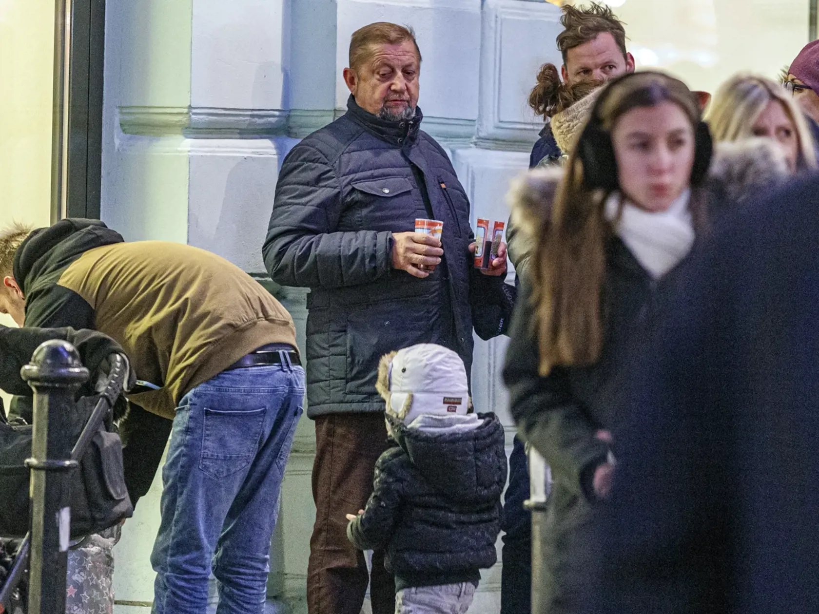 Volebný líder politickej strany Vlasť Štefan Harabin, počas prechádzky s rodinou na bratislavských Vianočných trhoch.