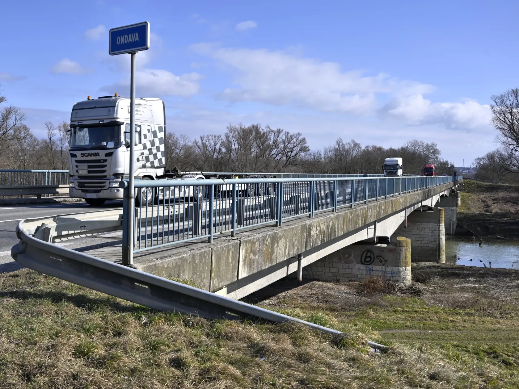 Na snímke rieka Ondava pri obci Horovce (okres Michalovce), ktorej výška hladiny pre nedostatok vody dosahuje podľa merania SHMÚ len osem centimetrov. Horovce 3. marca 2025.