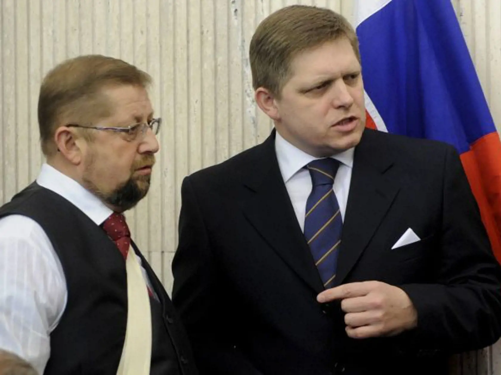 Na snímke vpravo bývalý predseda vlády SR Robert Fico a vľavo bývalý minister spravodlivosti Štefan Harabin počas 139. zasadnutia vlády 25. februára 2009 v Bratislave.