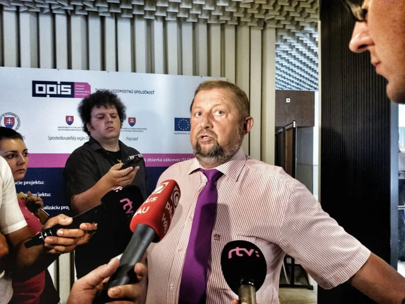 Štefan Harabin nie je vždy spokojný s otázkami novinárov