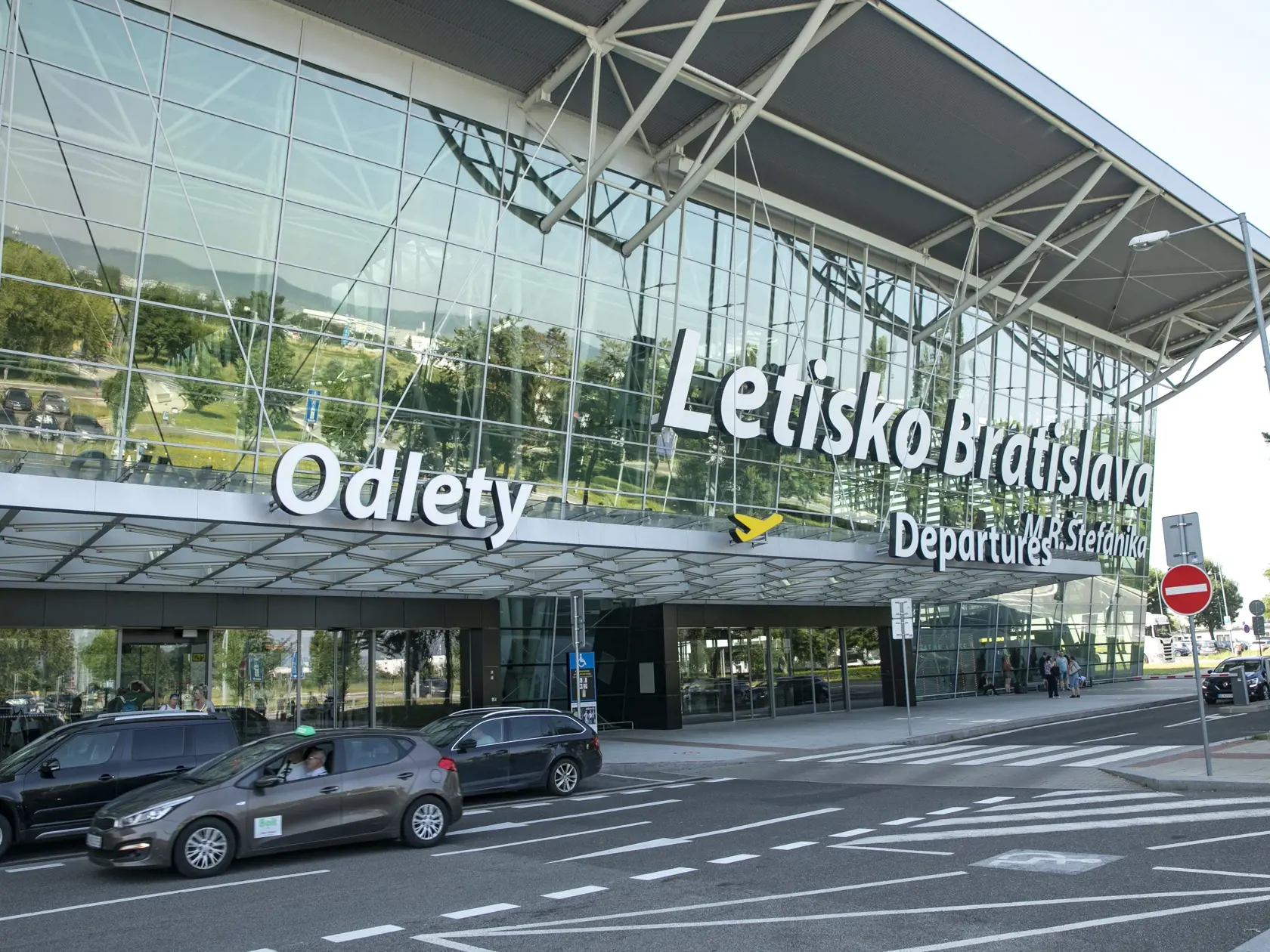1. Po príchode na letisko vstúpte do odletovej haly. Ak vás niekto privezie, do 15 minút musí odísť, inak zaplatí 4 eurá.