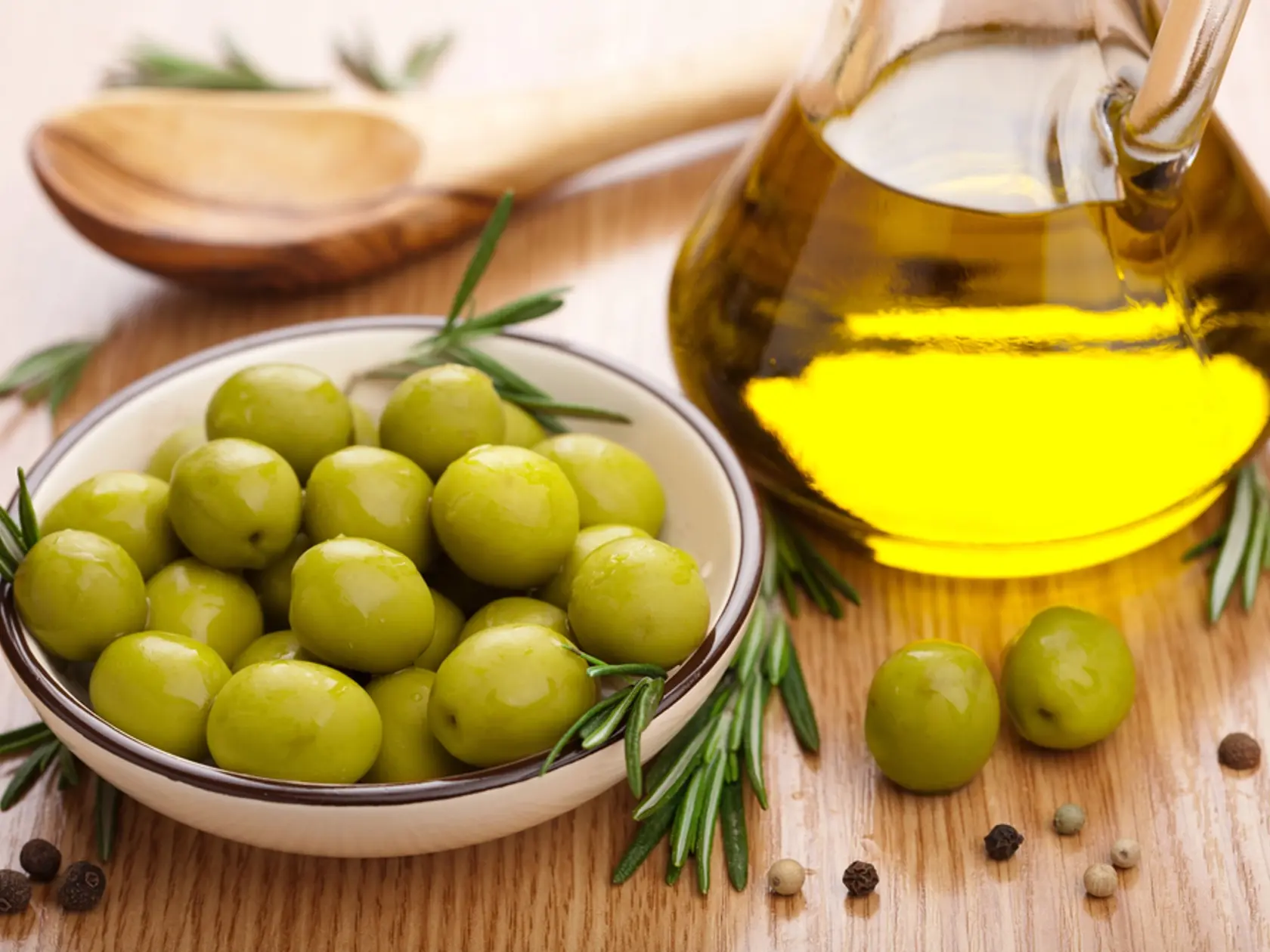 Olivový olej
Obsahuje mononenasýtené tuky a antioxidanty, ktoré znižujú zápal a pomáhajú udržiavať elasticitu ciev. Pravidelná konzumácia extra panenského olivového oleja môže znižovať riziko srdcových ochorení.