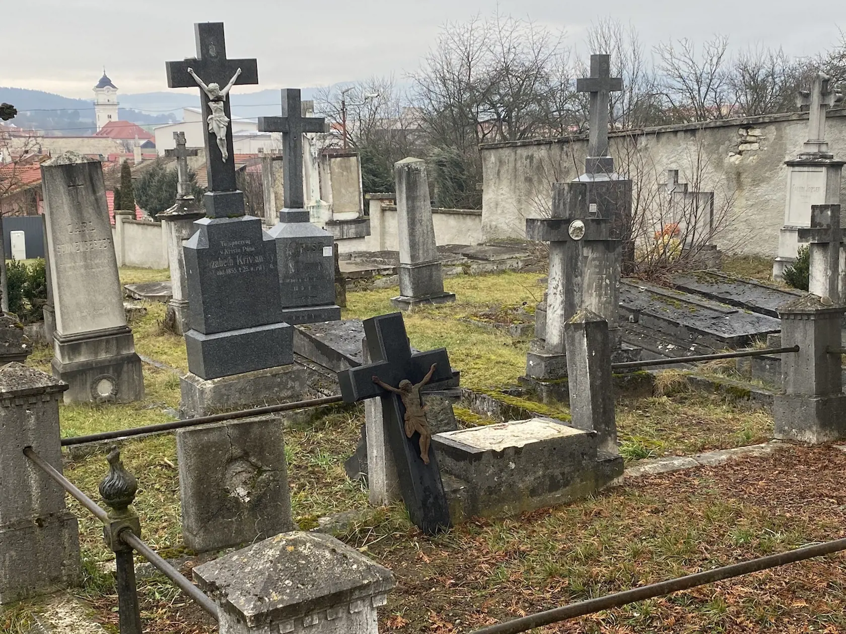 Staršia časť cintorína pod Spišským hradom.