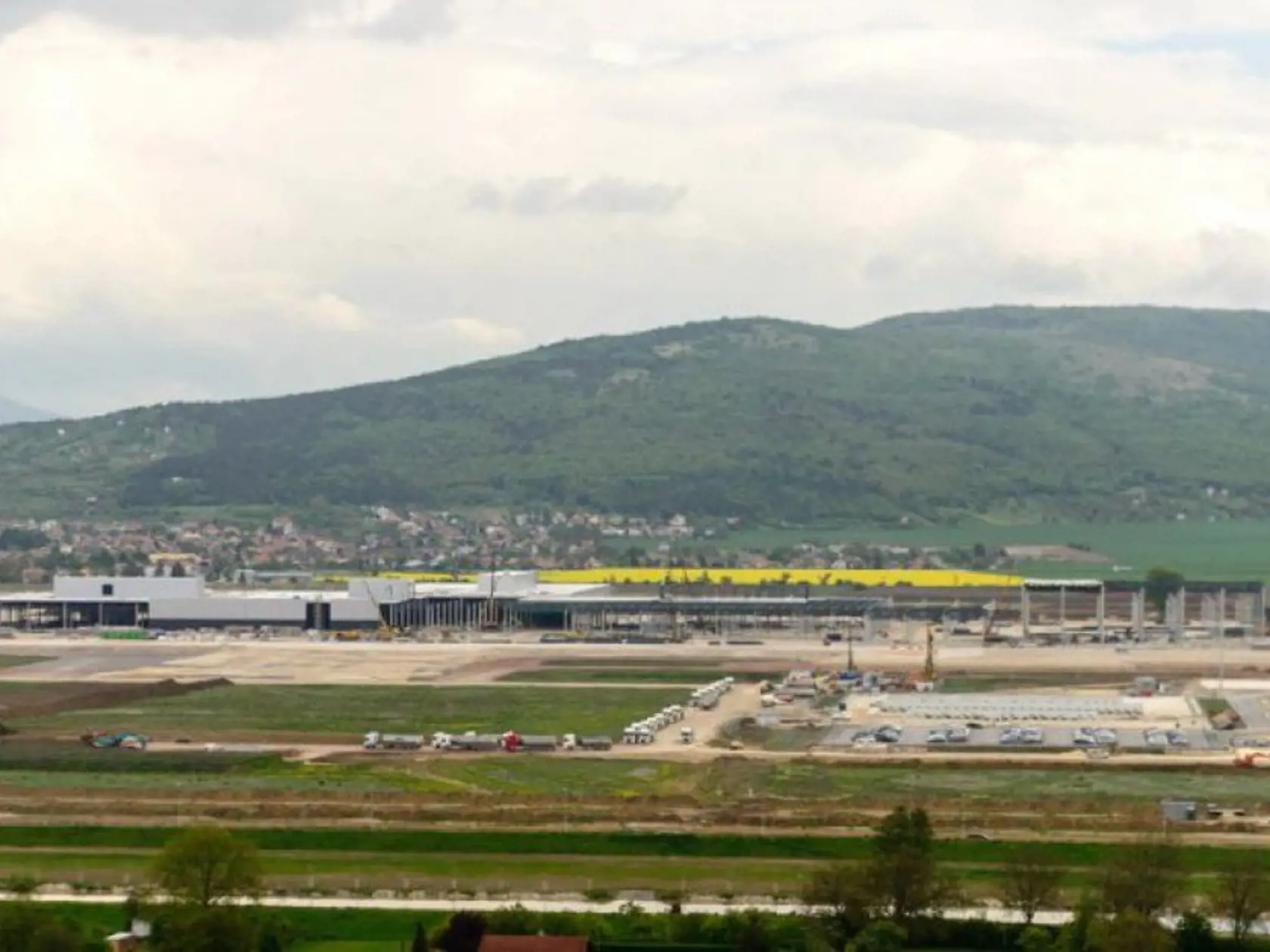 Výstavba závodu Jaguar Land Rover pod Zoborom utešene napreduje.