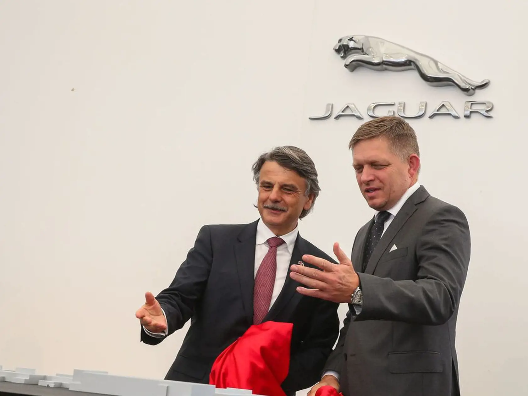 Robert Fico so šéfom spoločnosti Jaguar Land Rover Ralfom Spethom pri začatí výstavby podniku pod Zoborom.