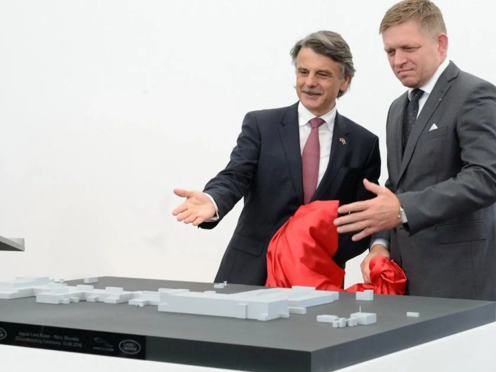 Robert Fico so šéfom spoločnosti Jaguar Land Rover Ralfom Spethom pri začatí výstavby podniku pod Zoborom.
