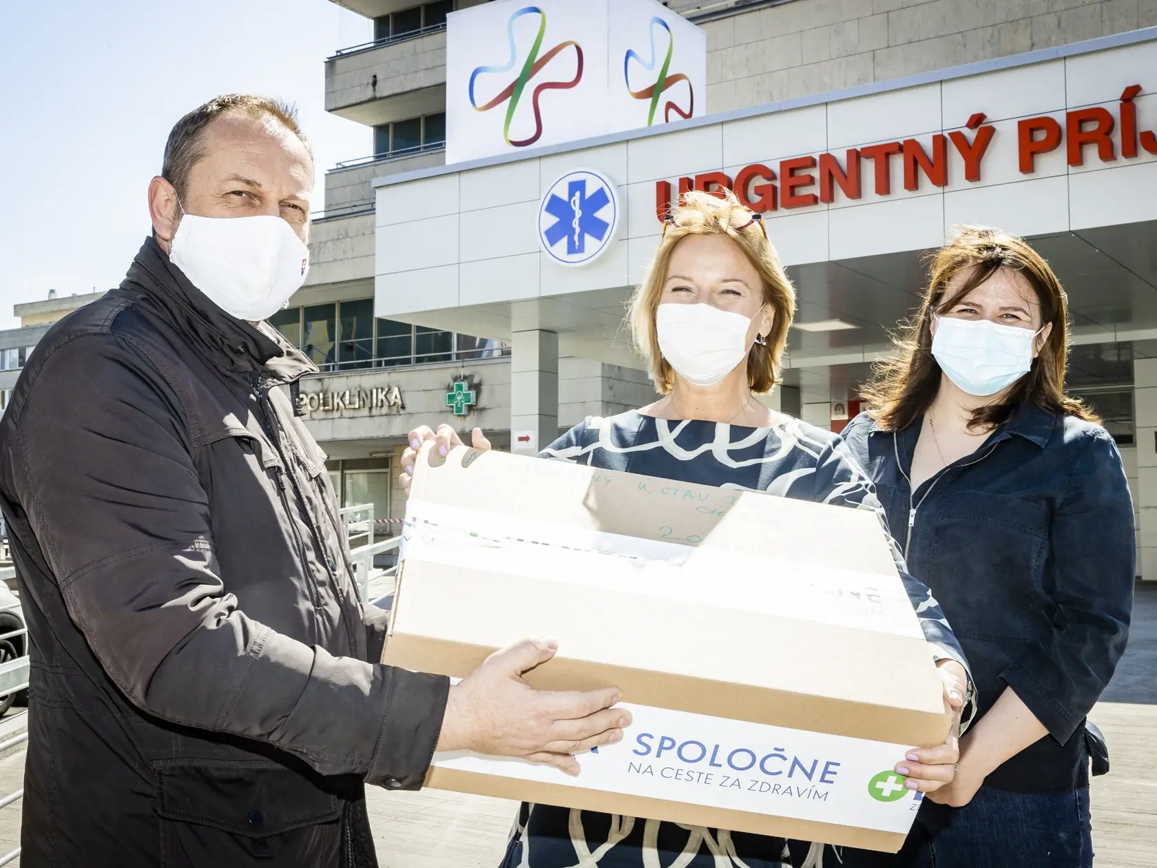 Zástupca zdravotnej poisťovne Dôvera Branislav Cehlárik odovzdal medicínskej riaditeľke Národného ústavu detských chorôb MUDr. Zuzane Laluhovej Striežencovej, MPH dar v podobe 200 kusov respirátorov.