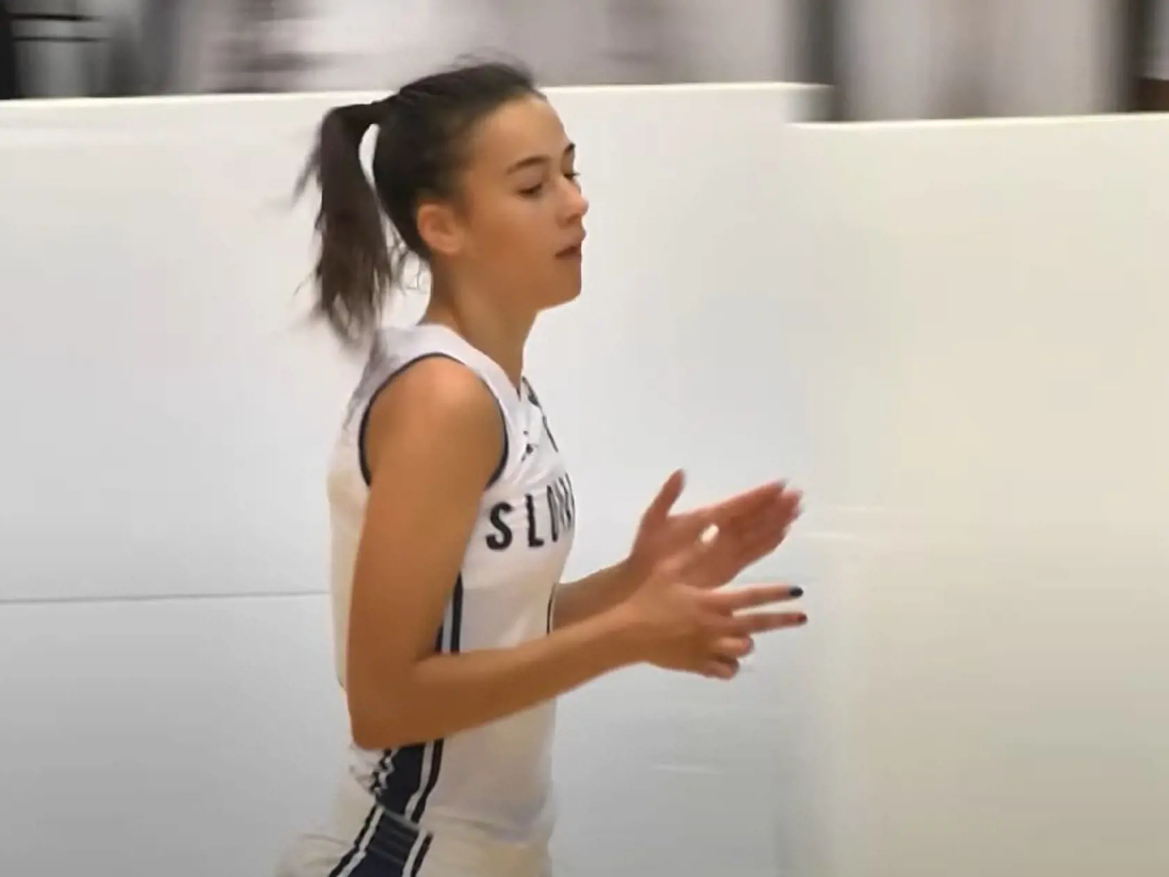 Basketbalový potenciál Marcely Dolniakovej si všimli aj na najvyšších miestach, a tak nečudo, že v roku 2016 reprezentovala Slovensko na európskom šampionáte do 18 rokov. V národnom tíme nosila číslo 4.
