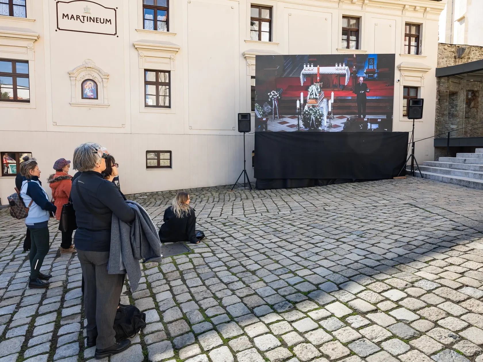 Posledná rozlúčka s hercom Štefanom Kvietikom za účasti rodiny aj verejnosti v Katedrále sv. Martina v Bratislave.
