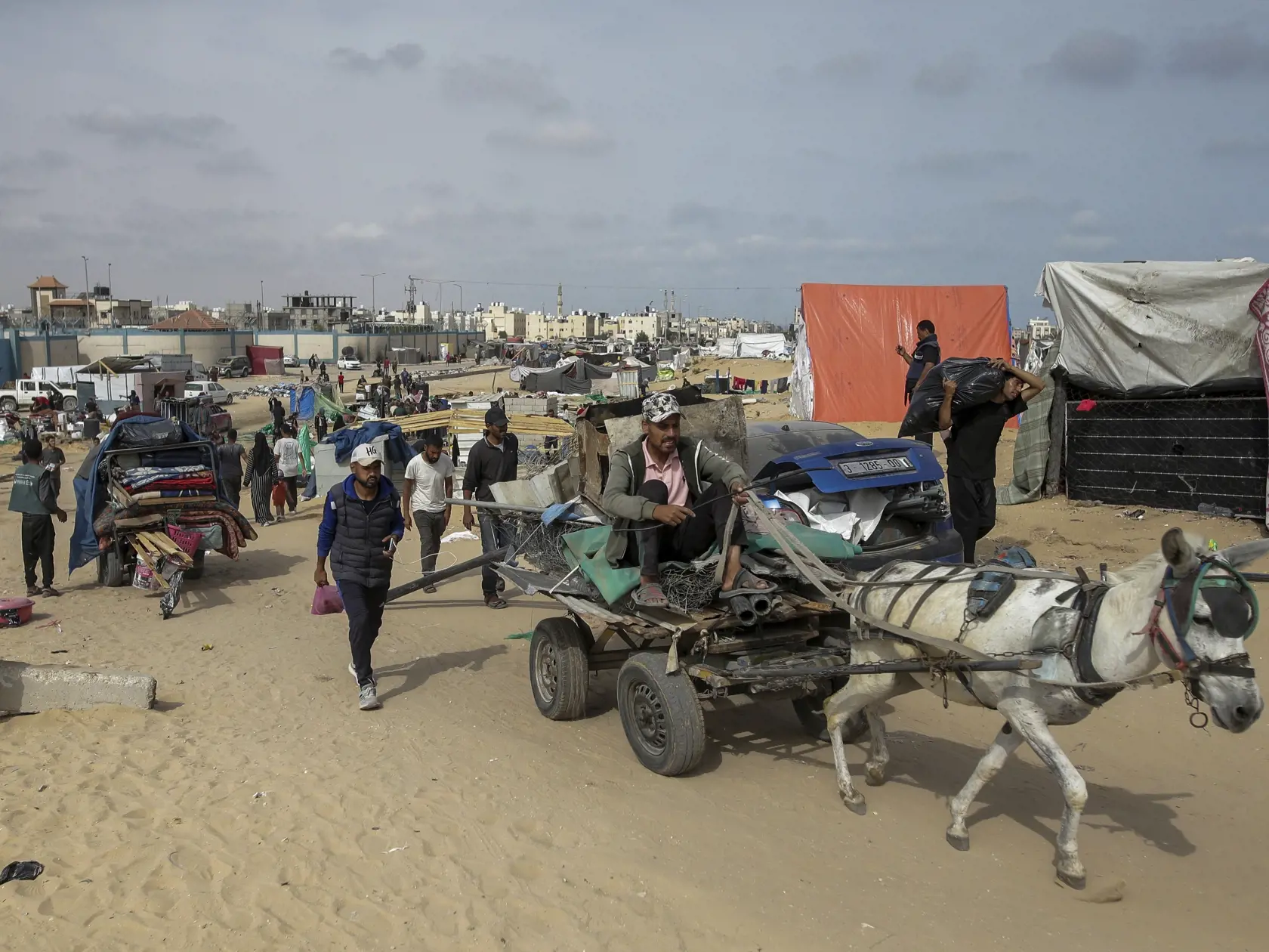 Palestínčania utekajú z Rafahu, na juhu pásma Gazy 28. mája 2024 po izraelskej pozemnej a leteckej ofenzíve. Izrael v noci na utorok opätovne útočil na oblasť okolo mesta Rafah na juhu Pásma Gazy a izraelské tanky prenikli do centra tohto mesta.