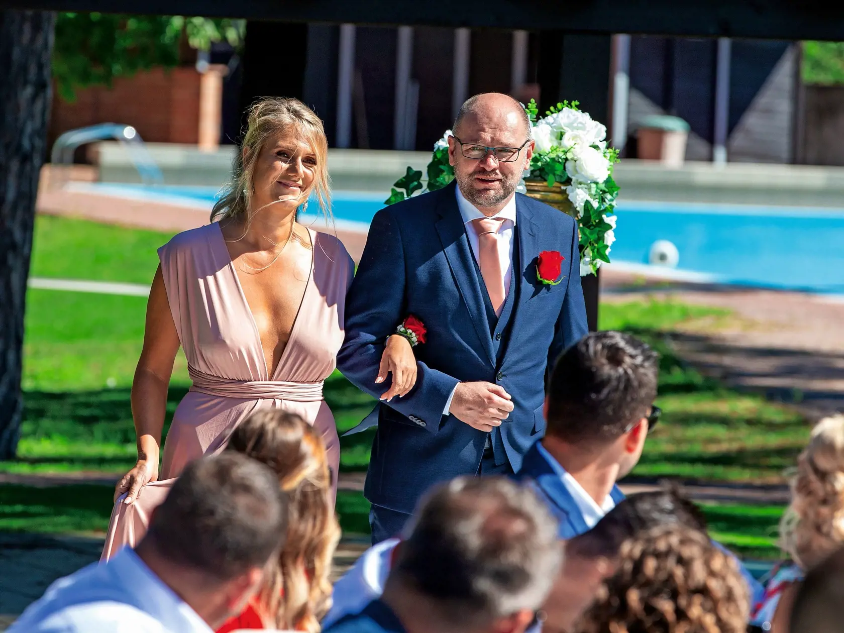 SVEDKOVIA Cigánikovej sestra Michaela s odvážnym výstrihom a minister hospodárstva Richard Sulík.