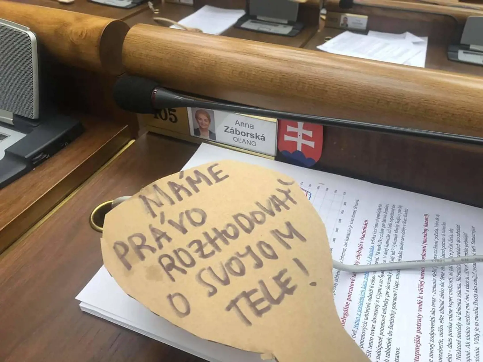 Šéfka zdravotníckeho výboru a poslankyňa za SaS Jana Bittó Cigániková rozdala poslancom odkazy od žien napísané na vareškách.