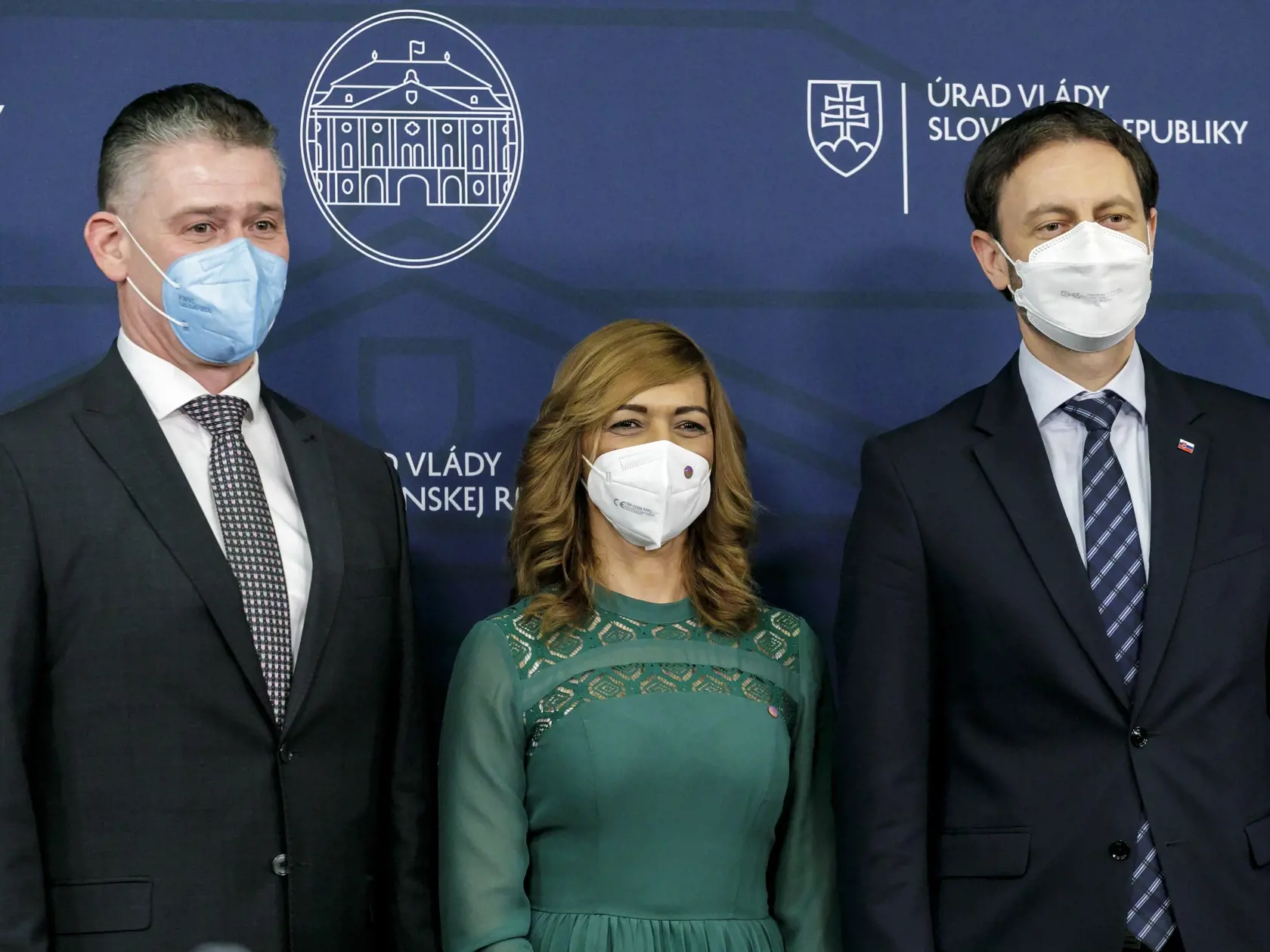 Sprava predseda vlády SR Eduard Heger (OĽANO), splnomocnenkyňa vlády SR pre rómske komunity Andrea Bučková a minister vnútra SR Roman Mikulec (OĽANO) počas tlačovej konferencie pri príležitosti Medzinárodného dňa Rómov v Bratislave 8. apríla 2021.