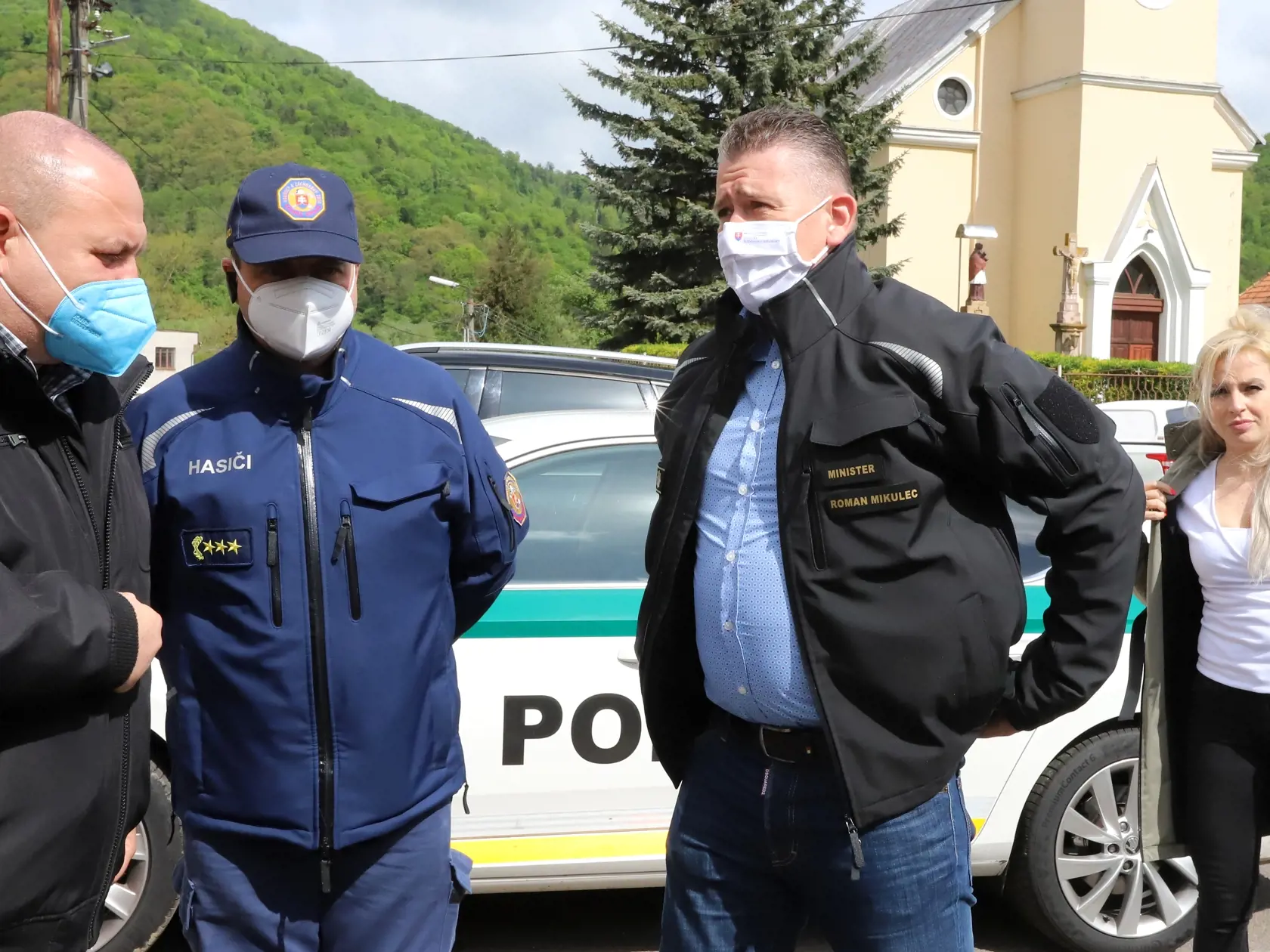 Na snímke druhý sprava minister vnútra Roman Mikulec (OĽaNO) počas návštevy obce Rudno nad Hronom, okres Žarnovica, ktorú zasiahla povodeň po pondelkovom (17. mája) pretrhnutí protipovodňovej hrádze 18. mája 2021.