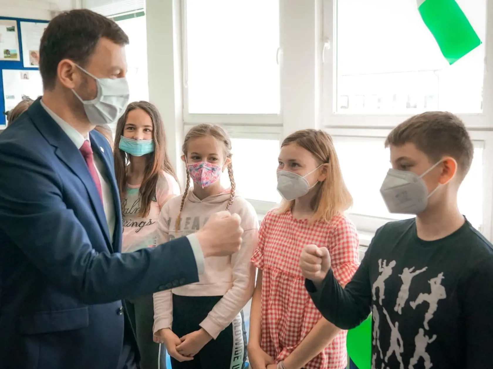 Premiér Eduard Heger na návšteve základnej školy v Chorvátskom Grobe.
