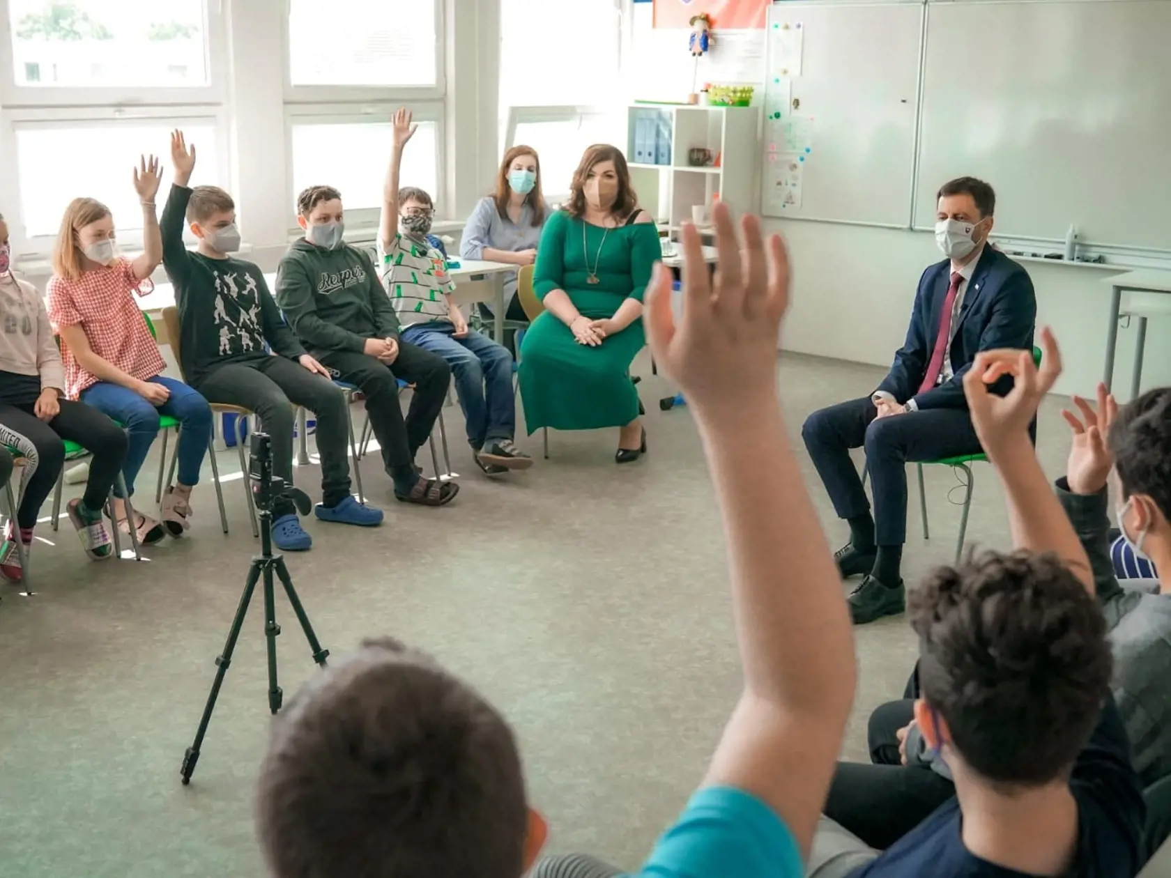 Premiér Eduard Heger na návšteve základnej školy v Chorvátskom Grobe.