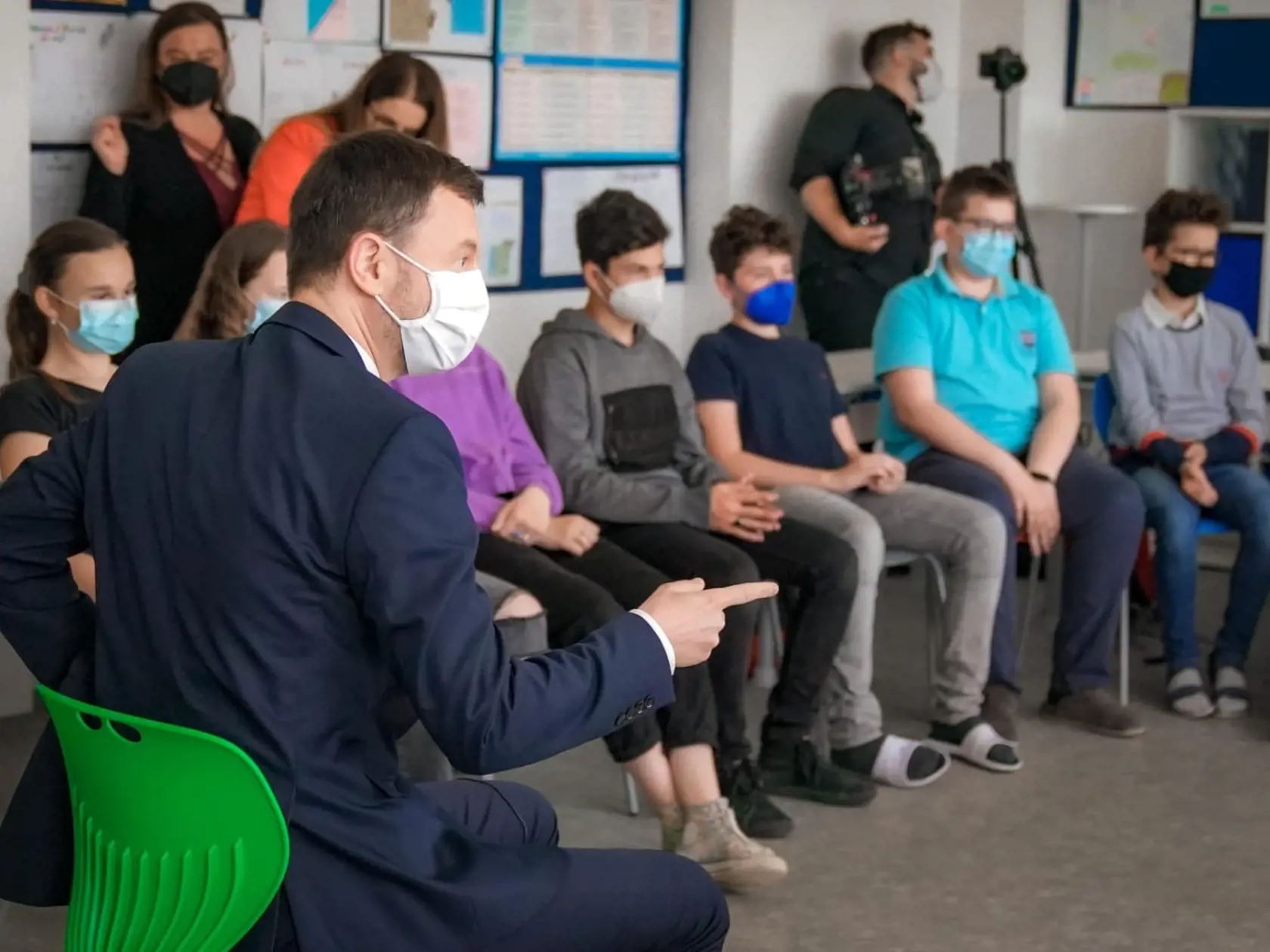 Premiér Eduard Heger na návšteve základnej školy v Chorvátskom Grobe.