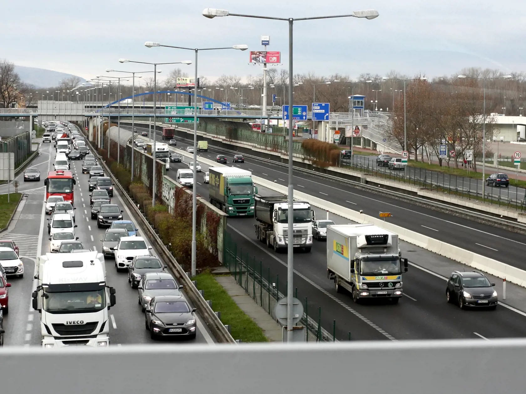 V hlavnom meste vodiči zápasia s kolónami dennodenne.