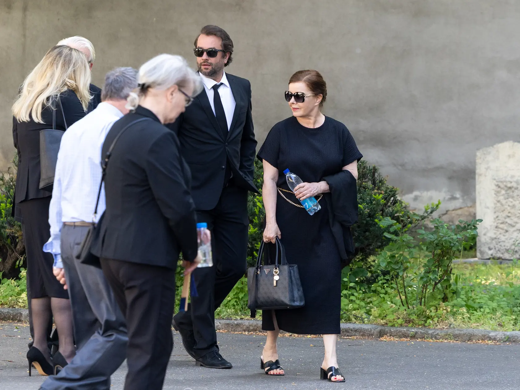 Rozlúčka s Danielou Kovárovou, manželkou herca Františka Kovára. Na snímke spredu Vladimír Kobielsky a Zuzana Tlučková.