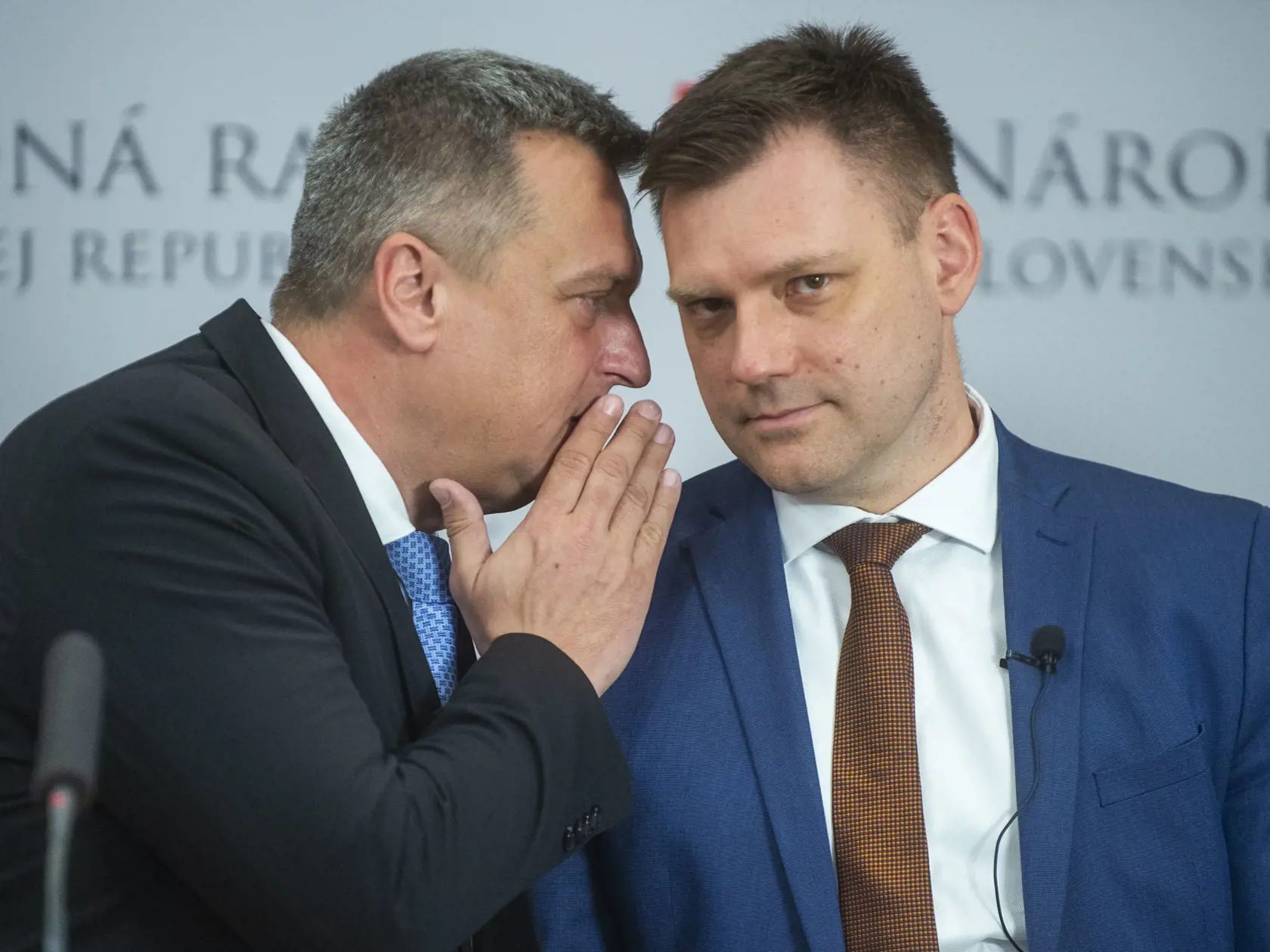 Na snímke sprava podpredseda vlády a minister životného prostredia SR Tomáš Taraba a podpredseda Národnej rady SR a predseda SNS Andrej Danko (obaja SNS) počas tlačovej konferencie na tému Výzva SNS na podporu ústavného zákona o medveďoch 8. apríla 2024 v Bratislave. FOTO TASR - Jakub Kotian