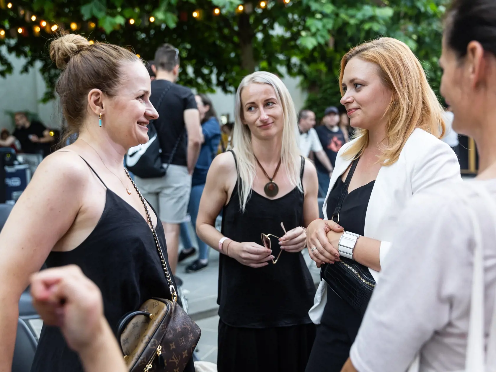 Spomienková akcia na herca Dana Heribana v Trnave. Na snímke Kamila Heribanová a Zuzana Kubovčíková Šebová.