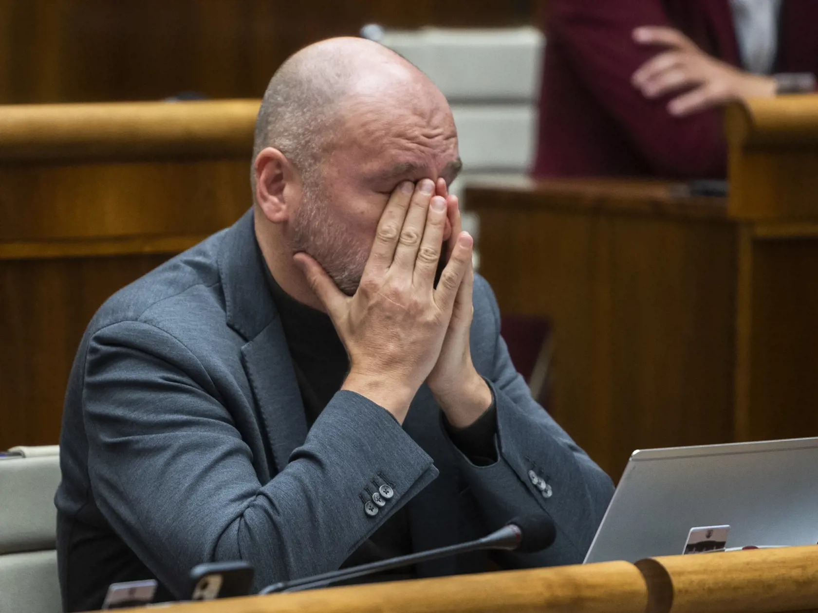 Na snímke poslanec NRSR Richard Sulík (SaS) počas hlasovania na 72. schôdzi NRSR o odvolaní ministra financií SR Igora Matoviča (OĽaNO) v Bratislave 4. októbra 2022.