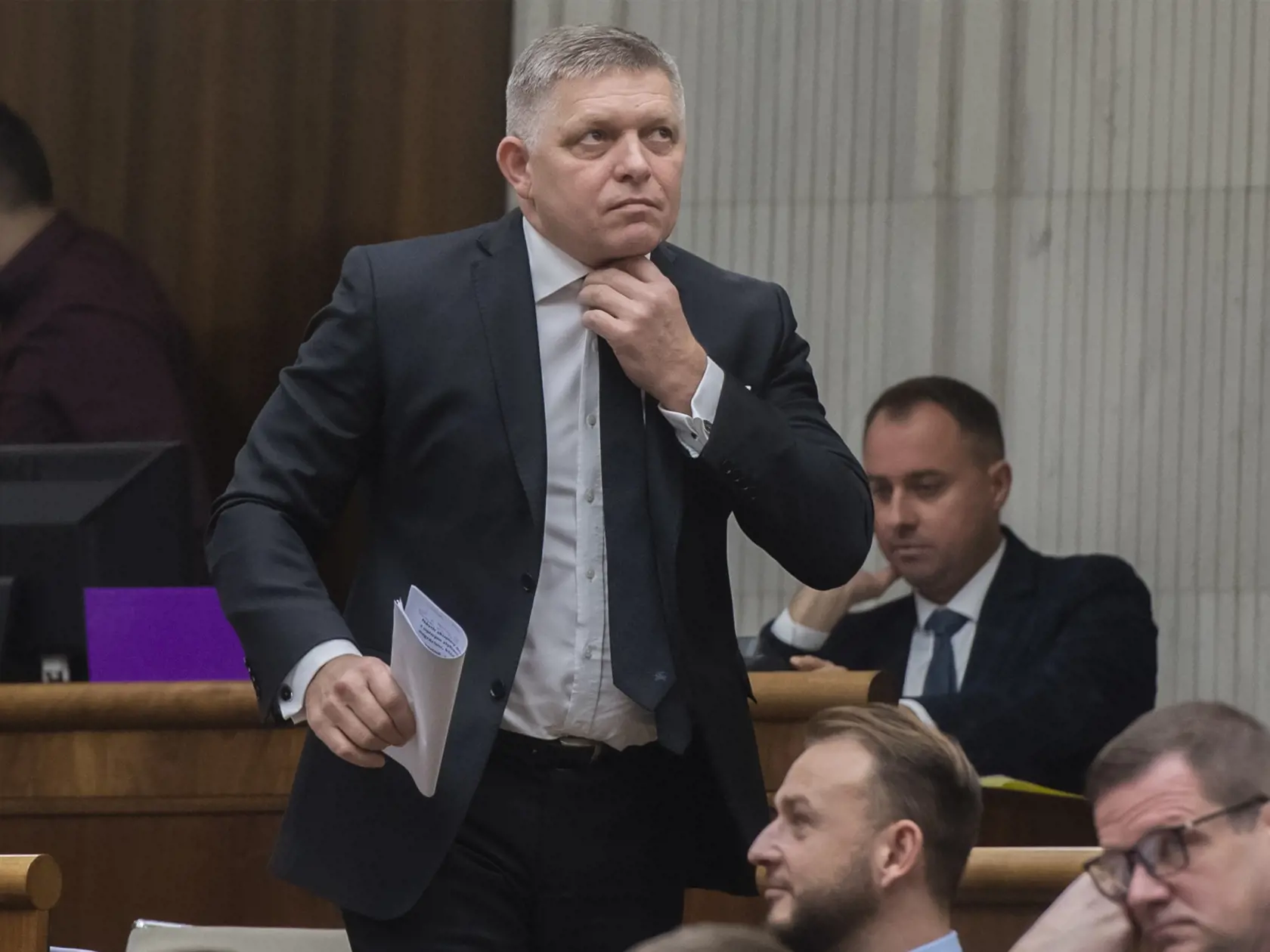 Na snímke uprostred opozičný poslanec Robert Fico (Smer-SD) počas mimoriadnej schôdze parlamentu v Bratislave v utorok 15. novembra 2022. Poslanci Národnej rady (NR) SR v utorok otvorili mimoriadnu schôdzu, na ktorej má opätovne čeliť odvolávaniu minister vnútra Roman Mikulec (OĽANO). Rokovanie inicioval opozičný Smer-SD, Mikulcovi vyčíta nezvládanie migračnej krízy a kritizuje aj riadenie rezortu. Slovensko podľa Mikulca migračnú vlnu zvláda dobre.