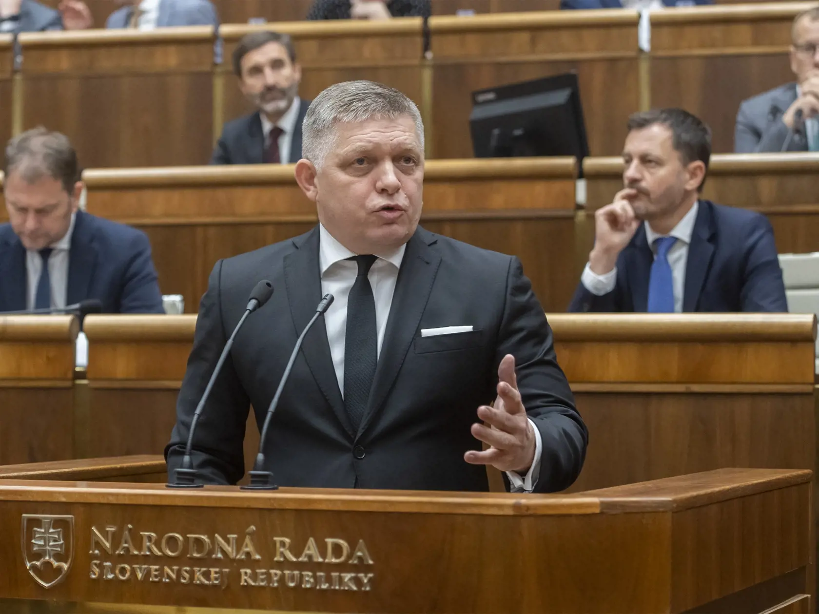 Na snímke zľava minister financií SR Igor Matovič (OĽANO), podpredseda parlamentu Juraj Blanár, opozičný poslanec Robert Fico (obaja Smer-SD), predseda vlády SR Eduard Heger (OĽANO) a predseda NR SR Boris Kollár (Sme rodina) počas mimoriadnej schôdze parlamentu v Bratislave v utorok 15. novembra 2022. Poslanci Národnej rady (NR) SR v utorok otvorili mimoriadnu schôdzu, na ktorej má opätovne čeliť odvolávaniu minister vnútra Roman Mikulec (OĽANO).