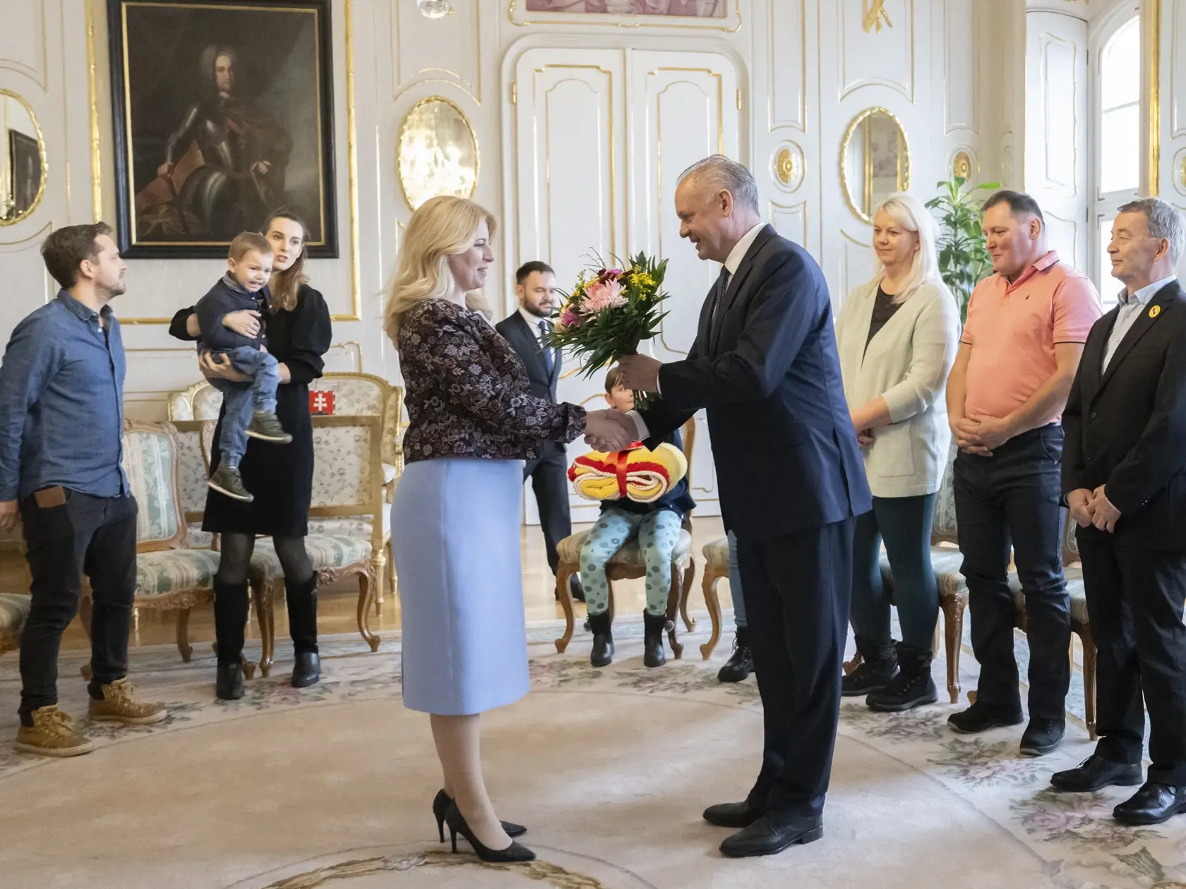 Na snímke prezidentka SR Zuzana Čaputová (v popredí vľavo) prijala rodiny v núdzi v Prezidentskom paláci v Bratislave v utorok 19. decembra 2023. Rodinám pomáha organizácia Dobrý anjel ,v popredí vpravo bývalý prezident SR a zakladateľ Dobrého anjela Andrej Kiska. FOTO TASR - Martin Baumann