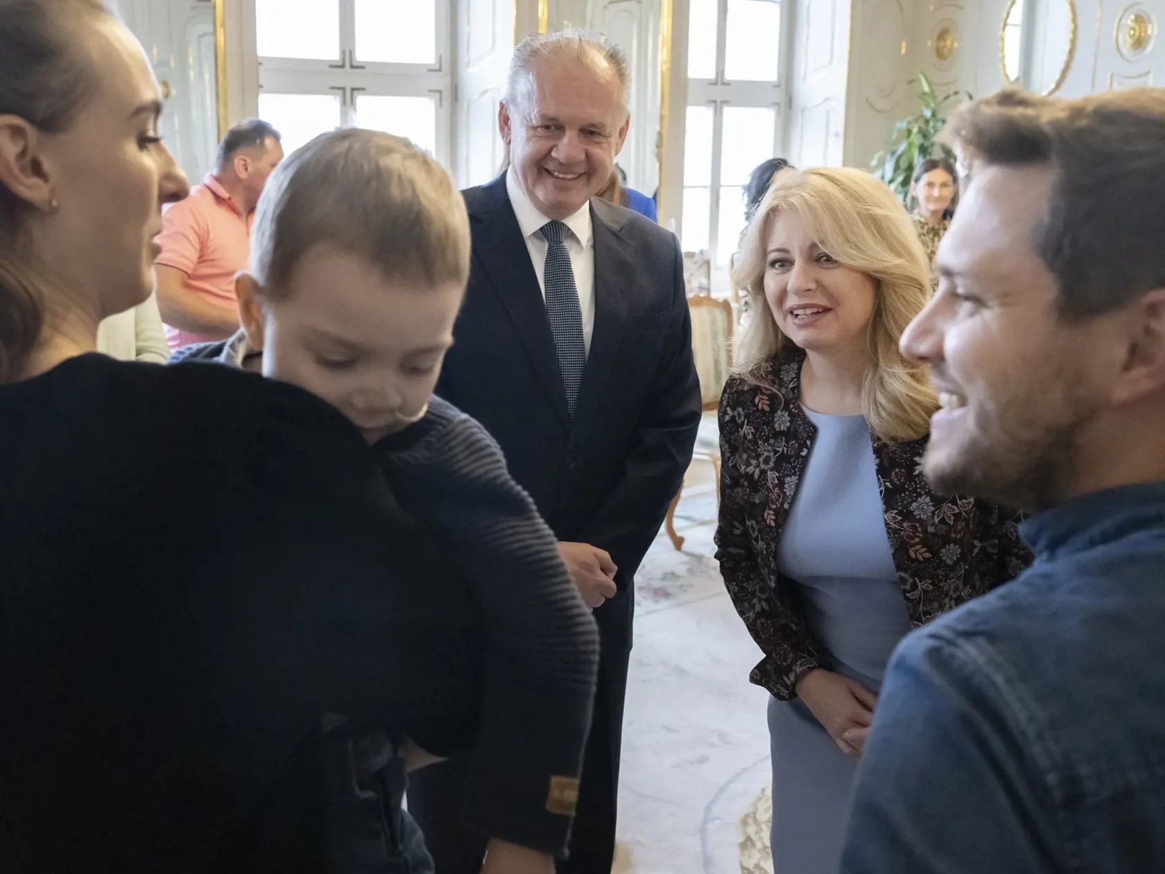 Na snímke prezidentka SR Zuzana Čaputová (druhá sprava) prijala rodiny v núdzi v Prezidentskom paláci v Bratislave v utorok 19. decembra 2023. Rodinám pomáha organizácia Dobrý anjel , tretí sprava bývalý prezident SR a zakladateľ Dobrého anjela Andrej Kiska. FOTO TASR - Martin Baumann