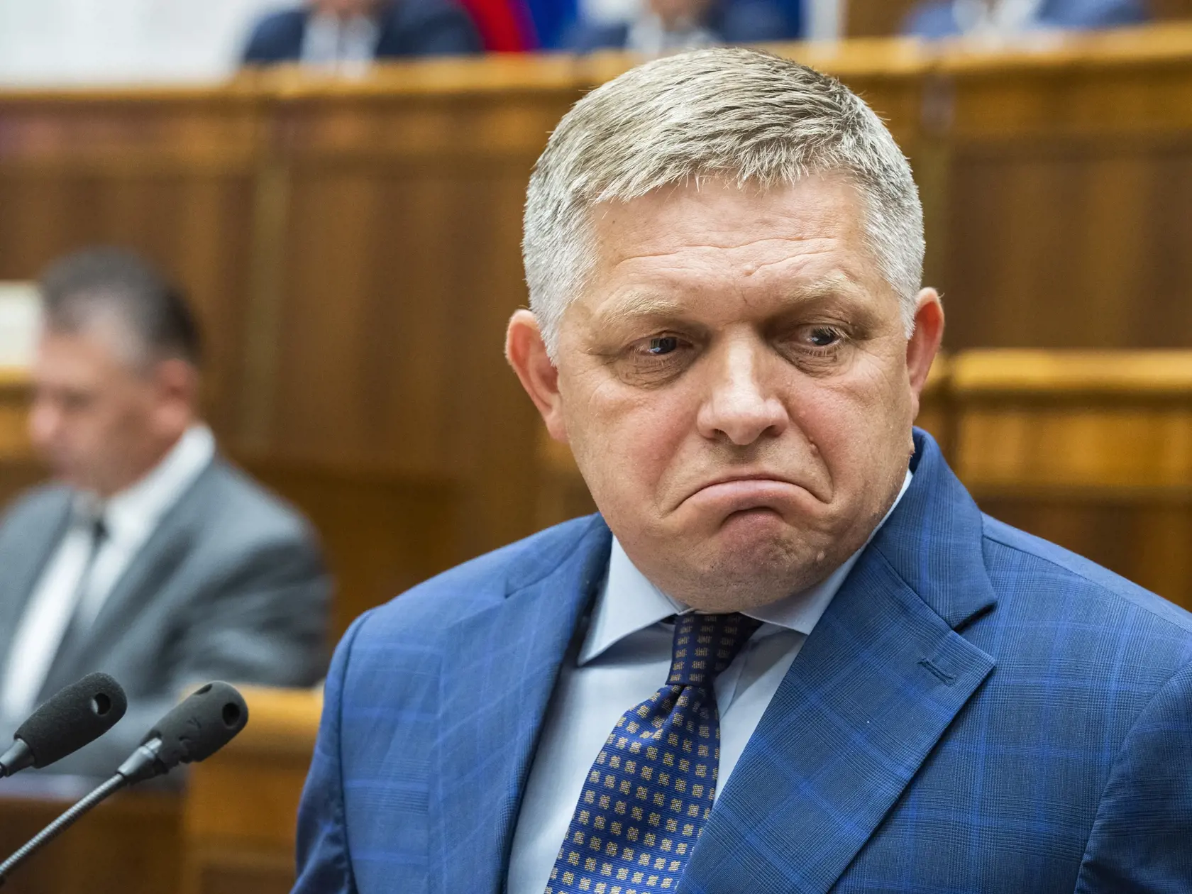 Na snímke sprava poslanec NR SR Robert Fico (SMER-SD) a minister vnútra SR Roman Mikulec (OĽaNO) počas 71. schôdze Národnej rady SR v Bratislave 13. septembra 2022. FOTO TASR - Jaroslav Novák