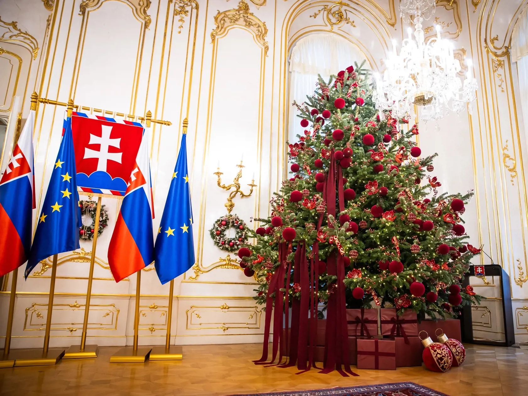Tento stromček bude zdobiť interiér Prezidentského paláca až do 6. januára.